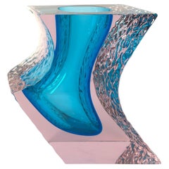 Alessandro Mandruzzato, vaso scultoreo in vetro di Murano, azzurro e viola, anni ’60