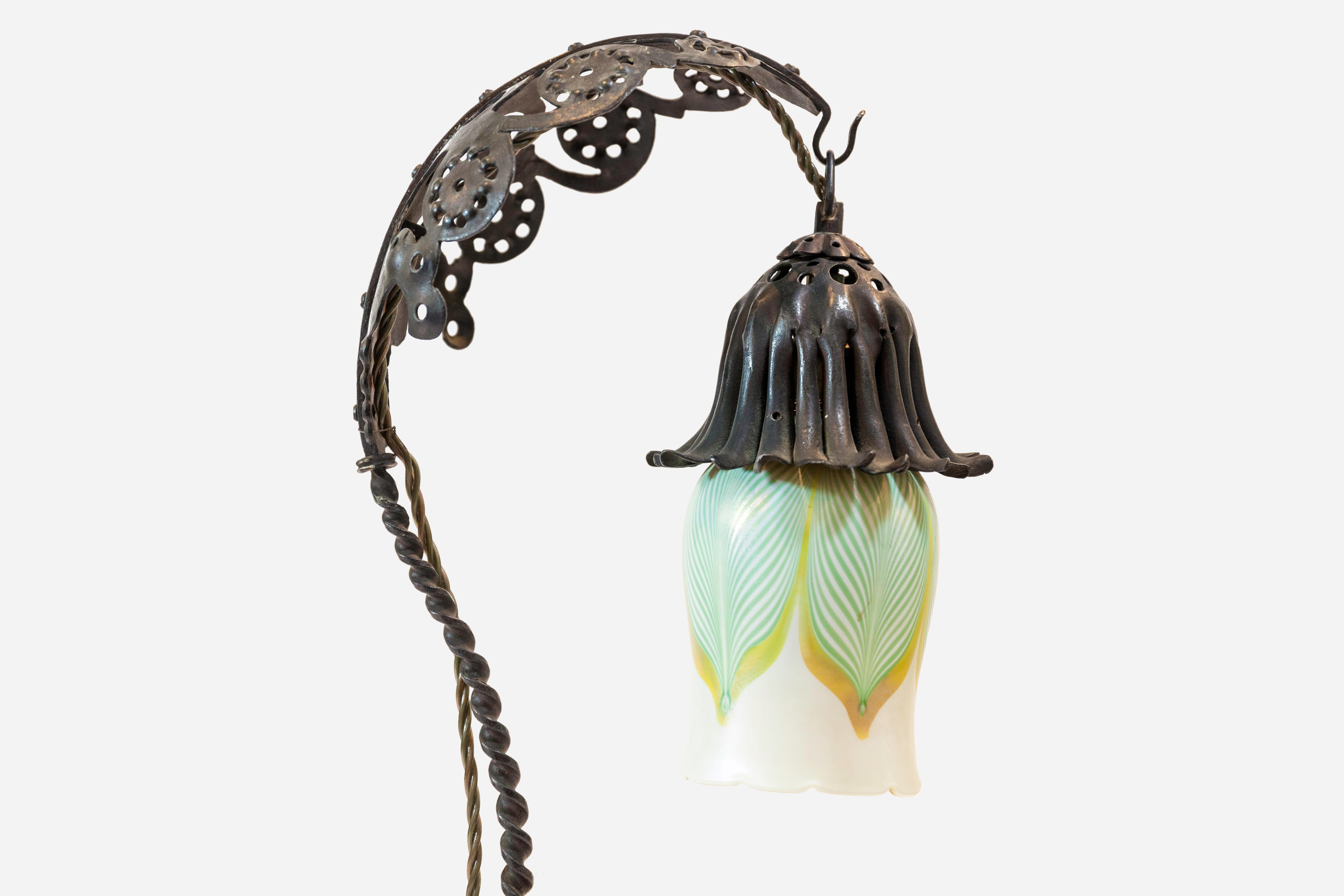 Art nouveau Alessandro Mazzucotelli Art Nouveau 1920 Lampe de table en fer et verre en vente