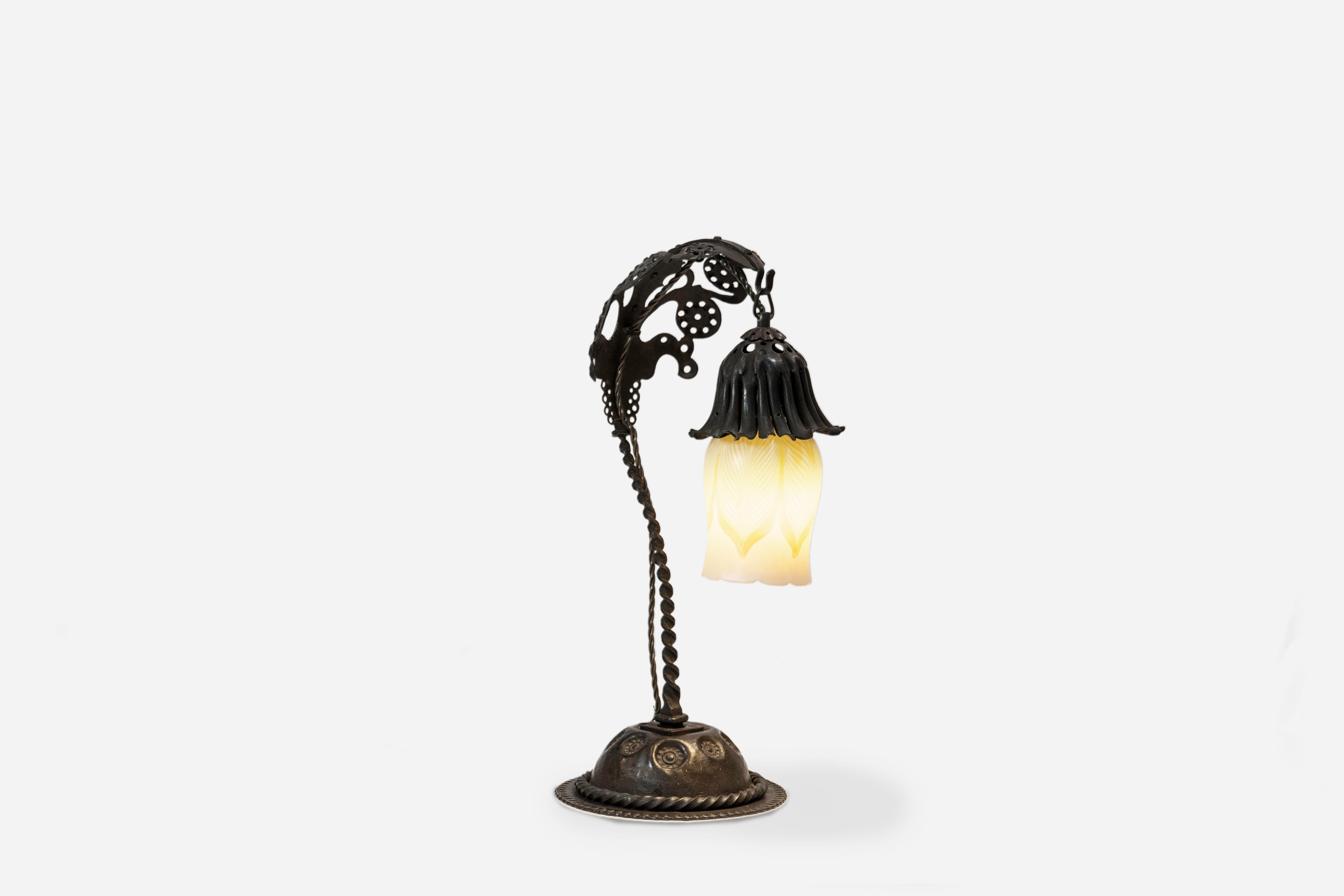 italien Alessandro Mazzucotelli Art Nouveau 1920 Lampe de table en fer et verre en vente