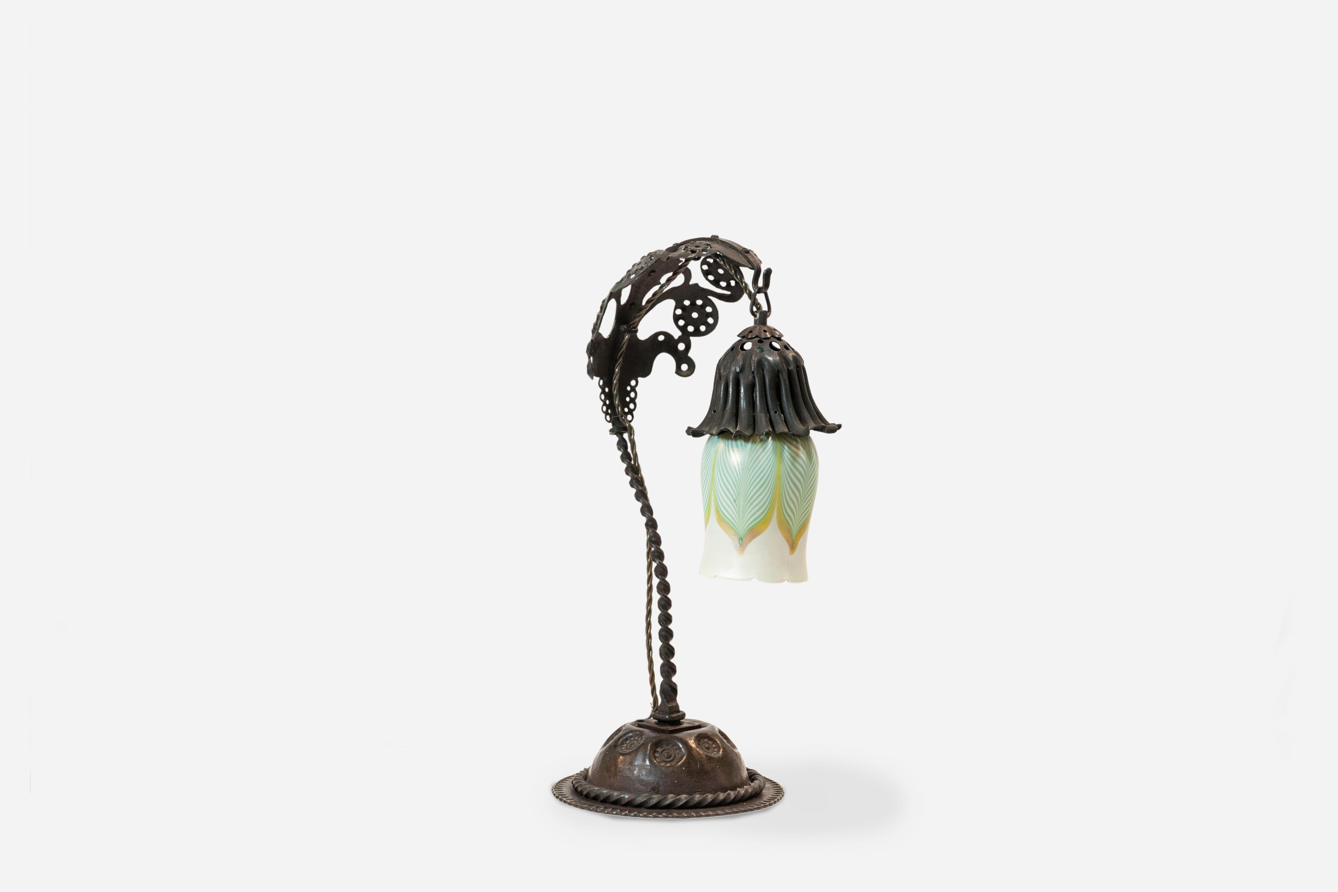 Alessandro Mazzucotelli Art Nouveau 1920 Lampe de table en fer et verre en vente 1