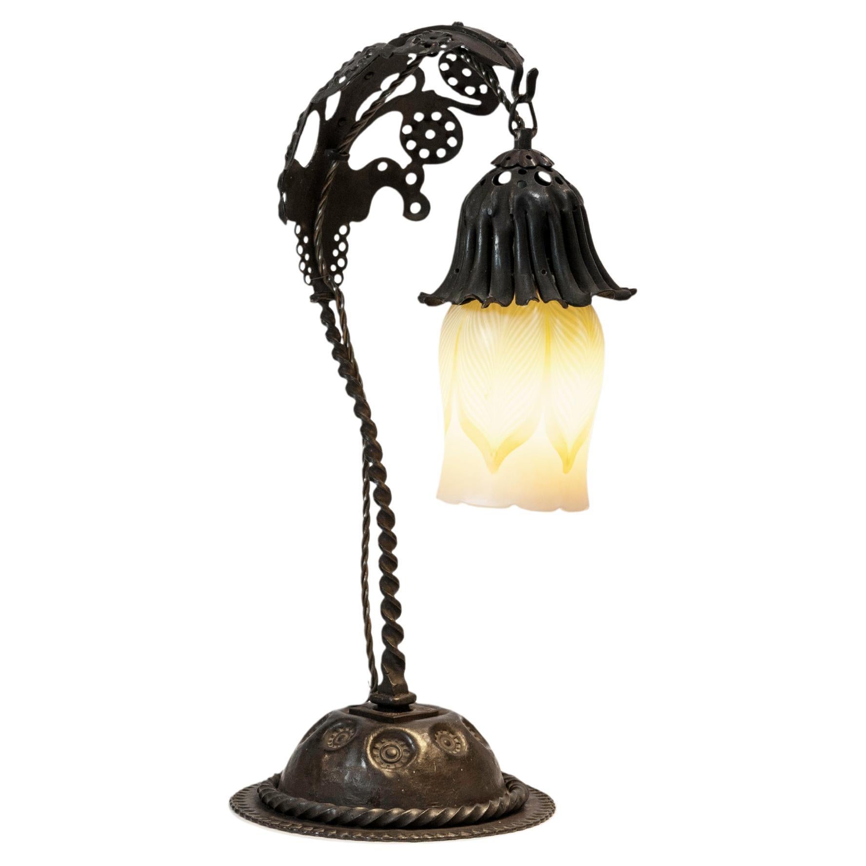 Alessandro Mazzucotelli Art Nouveau 1920 Lampe de table en fer et verre en vente