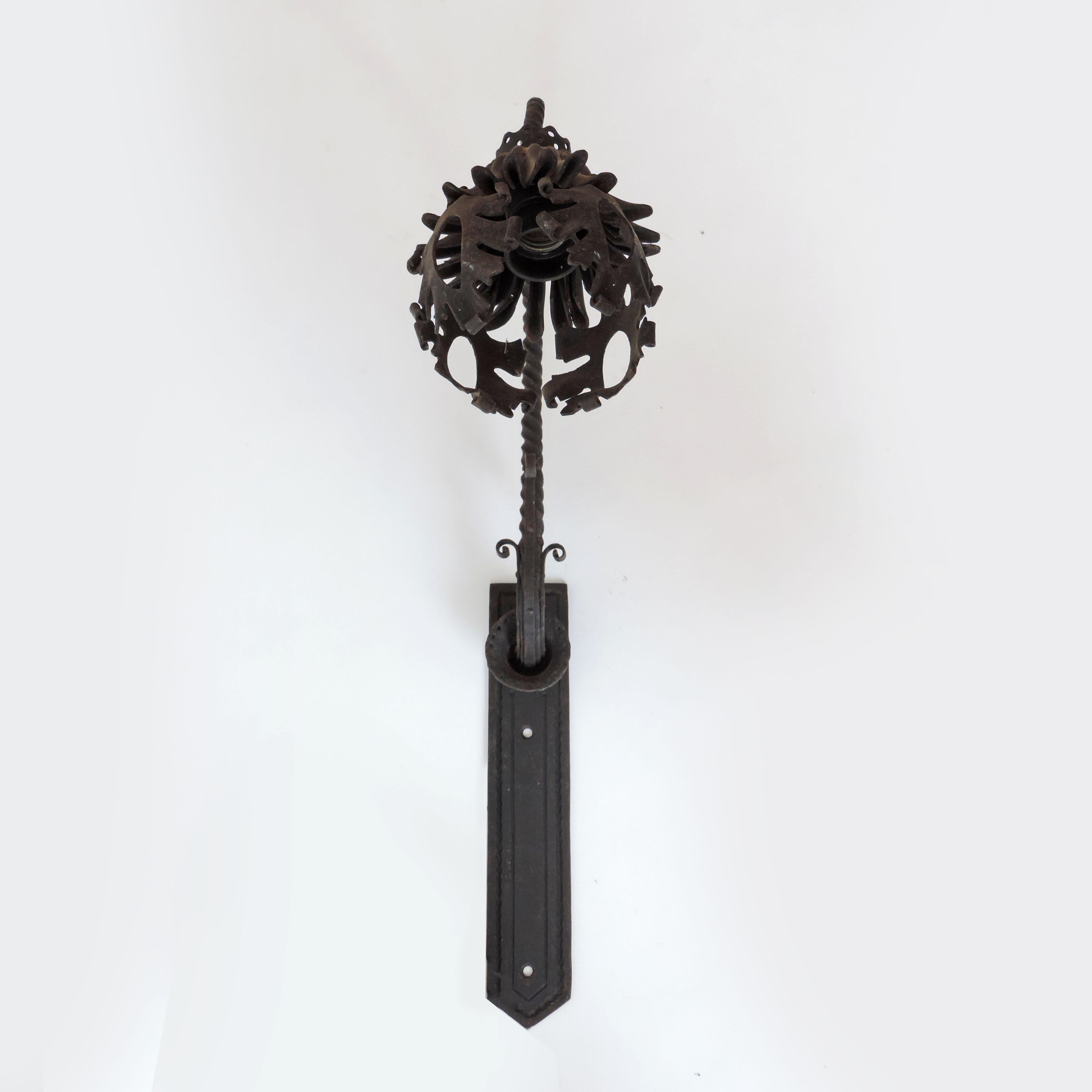Alessandro Mazzucotelli Lámpara de pared Art Nouveau de hierro forjado, Italia Años 20 en Bueno estado para la venta en Milan, IT