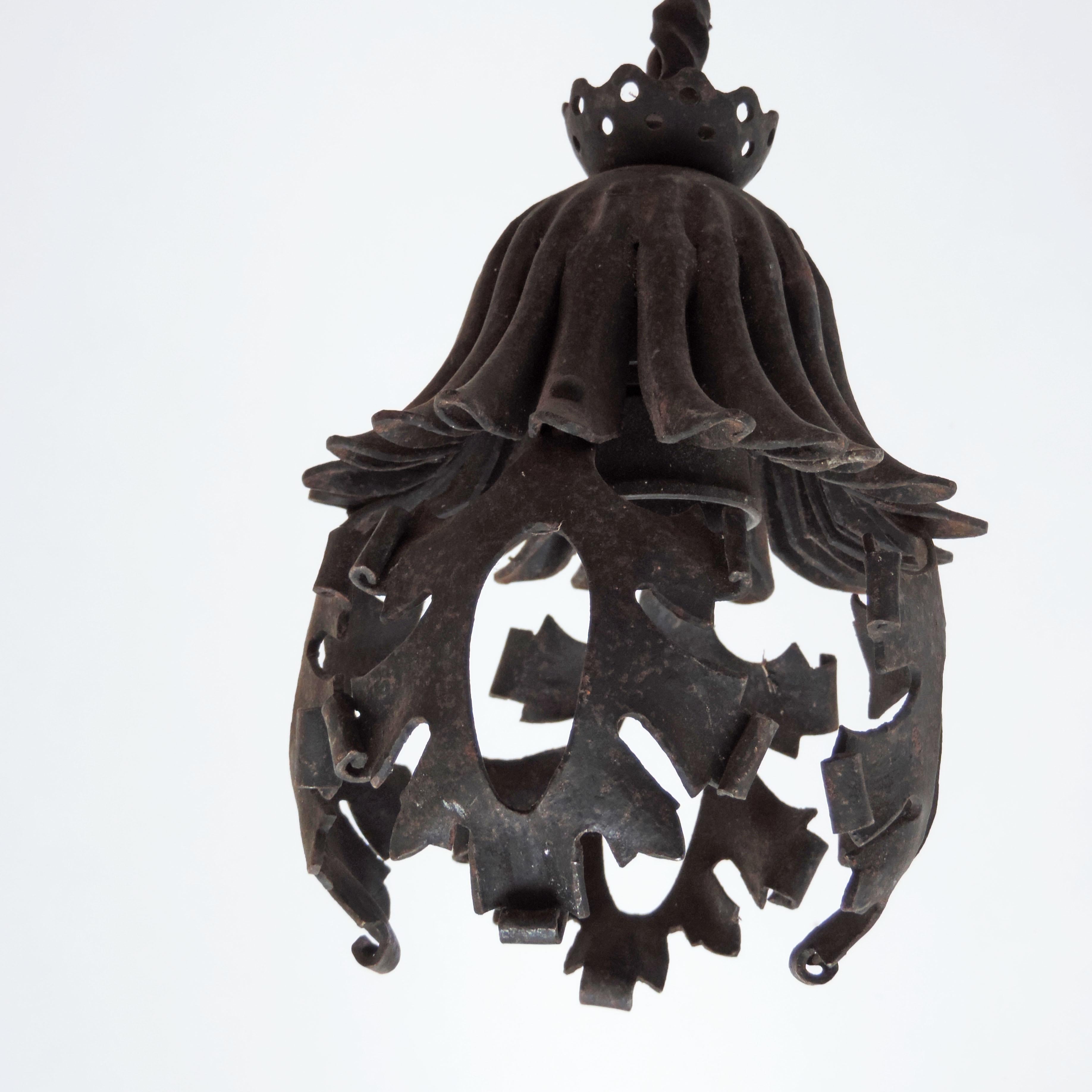 Early 20th Century Alessandro Mazzucotelli Art Nouveau Wrought Iron Wall Lamp, Italy 1920s For Sale