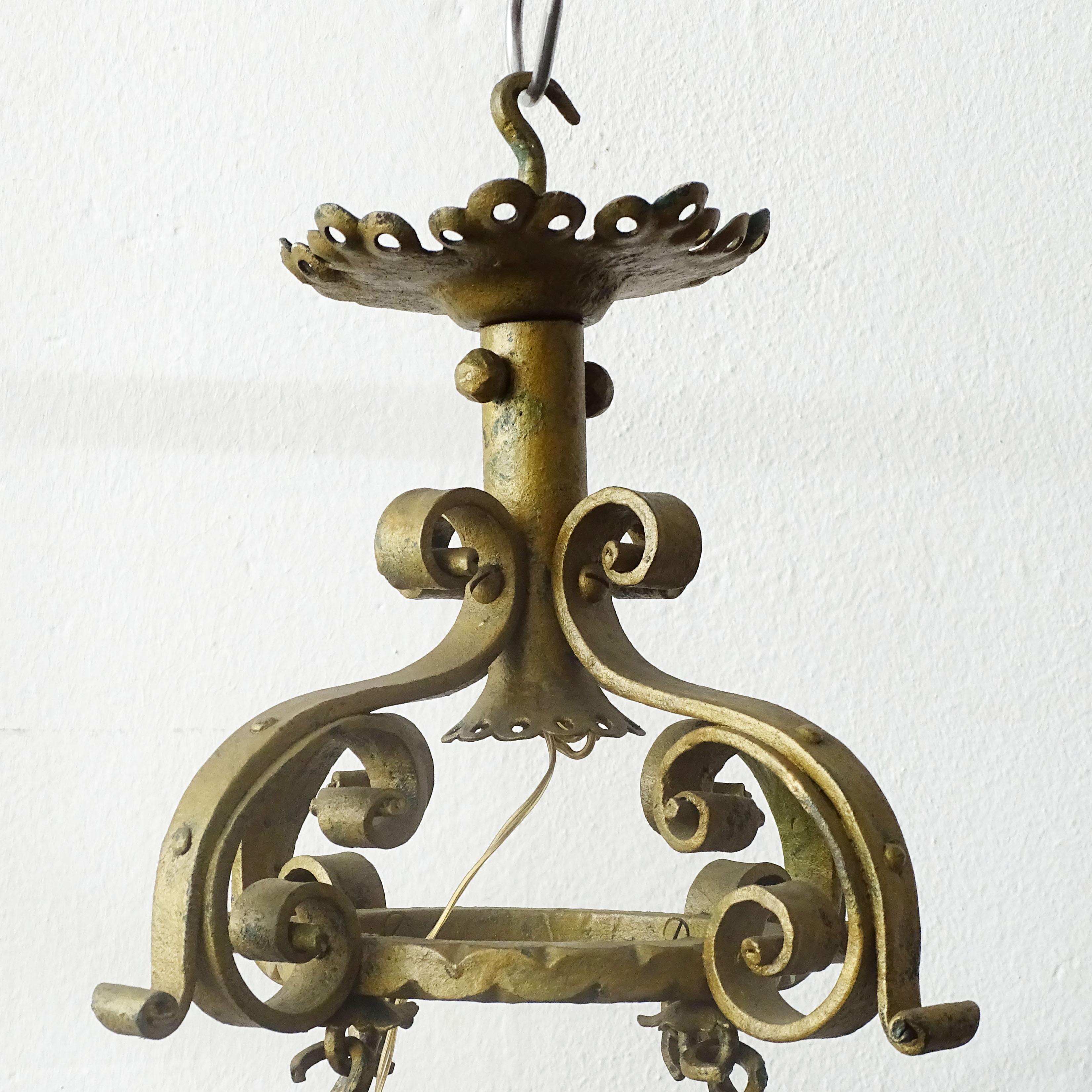 Alessandro Mazzucotelli wrought Iron and Murano glass ceiling lamp, Italy 1920s In Good Condition For Sale In Milan, IT
