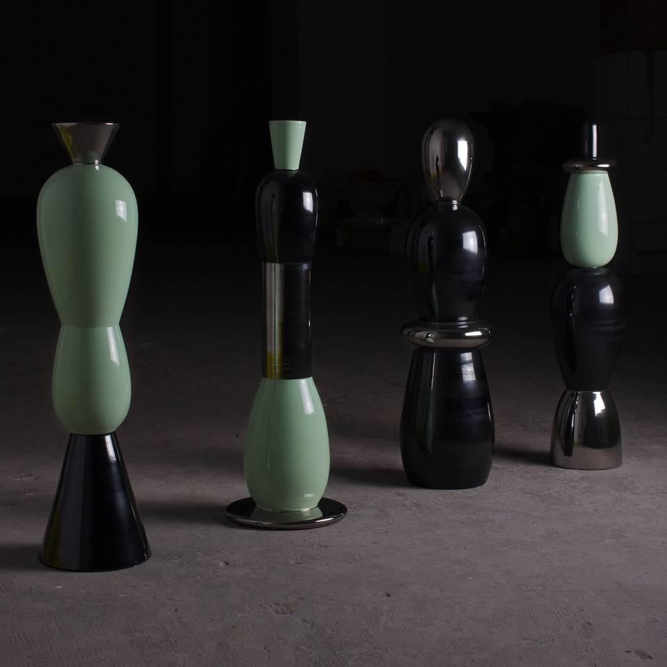 Quatre sculptures en céramique de la collection 12 colonnes conçue par Alessandro Mendini et produite par les éditions Superego. Petit modèle. Edition limitée à 50 pièces. Signés et numérotés.
Modèle Criso, Stilobate, Kalamis et