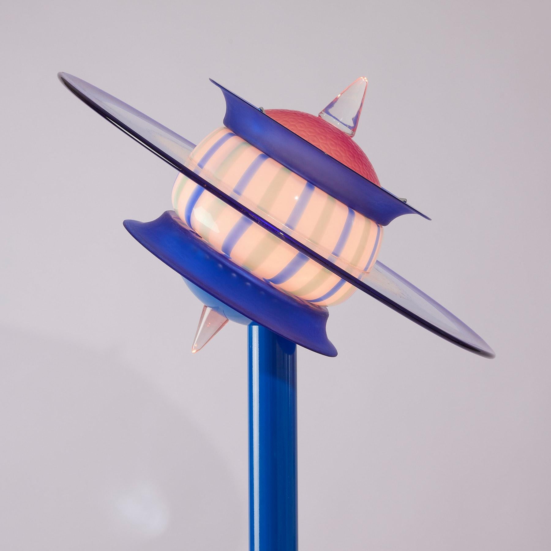 Alessandro Mendini (1931-2019)
Aldebaran floor lamp, 1990
Venini publisher
Lacquered metal and blown glass
Signed and numbered on 50 copies.
H. 197 cm - D. 48 cm.
