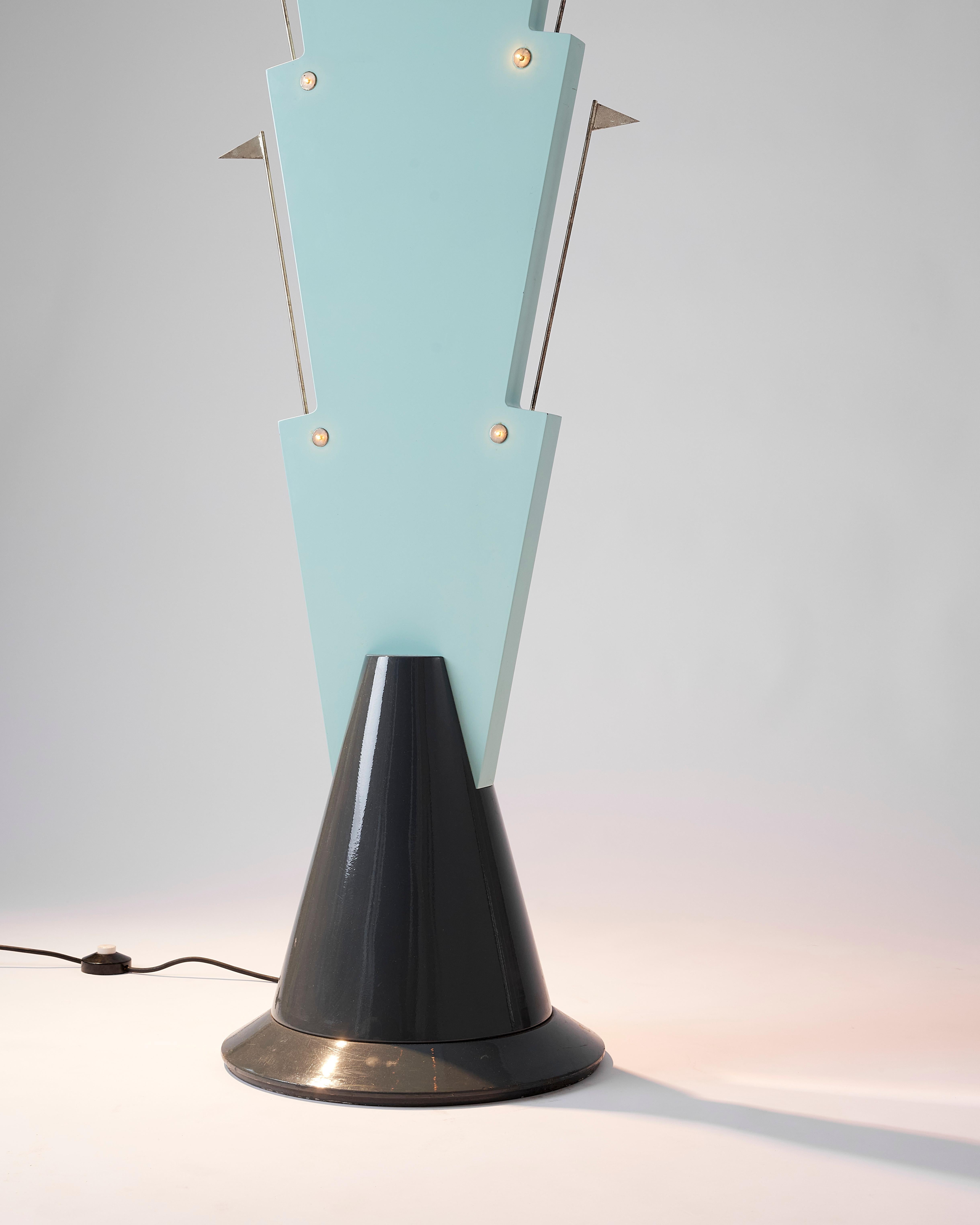 Alessandro Mendini (1931-2019)
Lampadaire Atomaria, 1984
Zabro éditeur
Collection Nuova alchimia 
Bois laqué et métal
H. 185 cm - L. 57 cm - P. 43 cm.