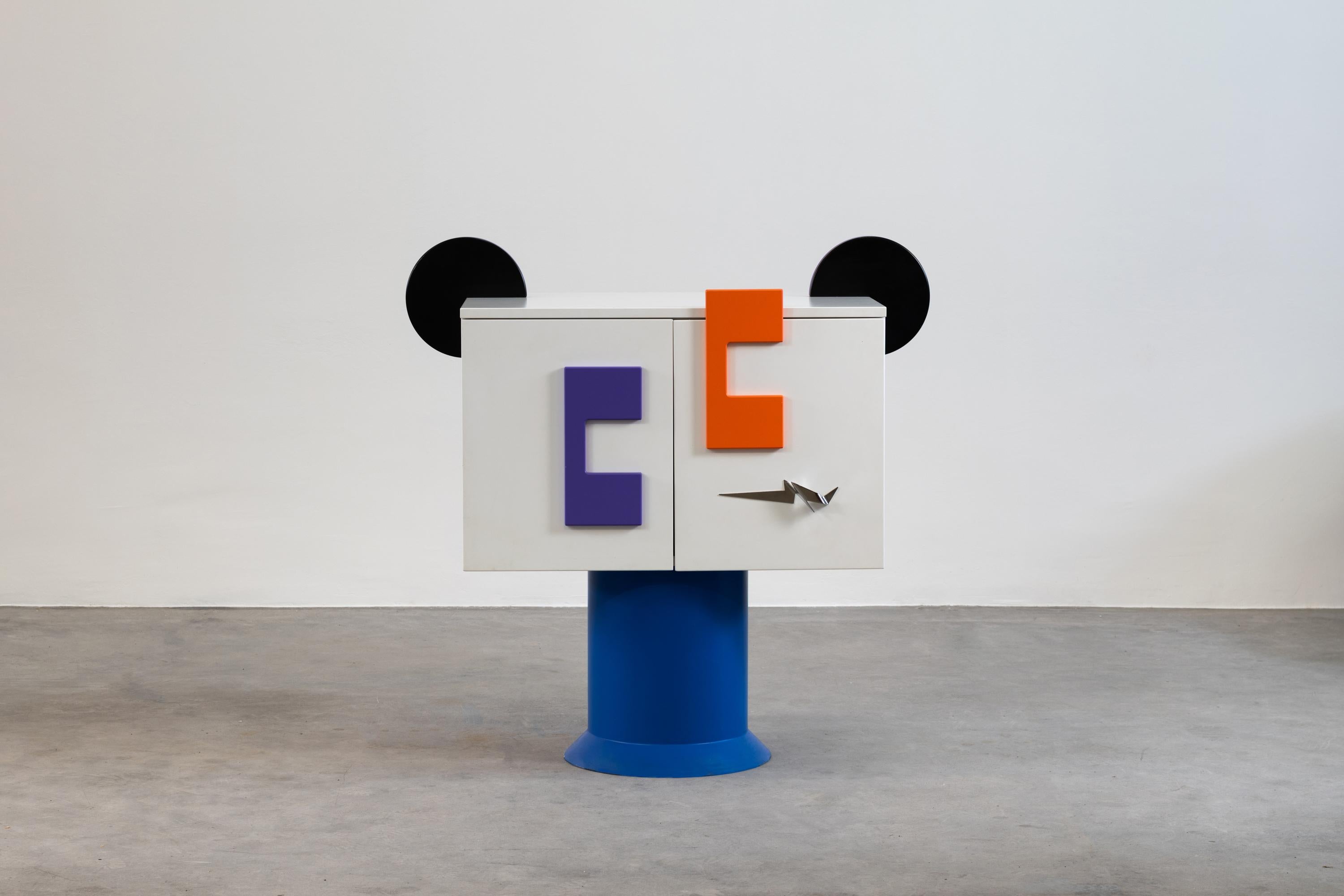 Armario de almacenamiento con estructura de madera lacada revestida de metal y laminado plástico de la serie Diadainconsupertrafra.
Diseñado por Alessandro Mendini para Zerodisegno, Italia, 2007. 
Edición de 5/9 con la firma original de Alessandro
