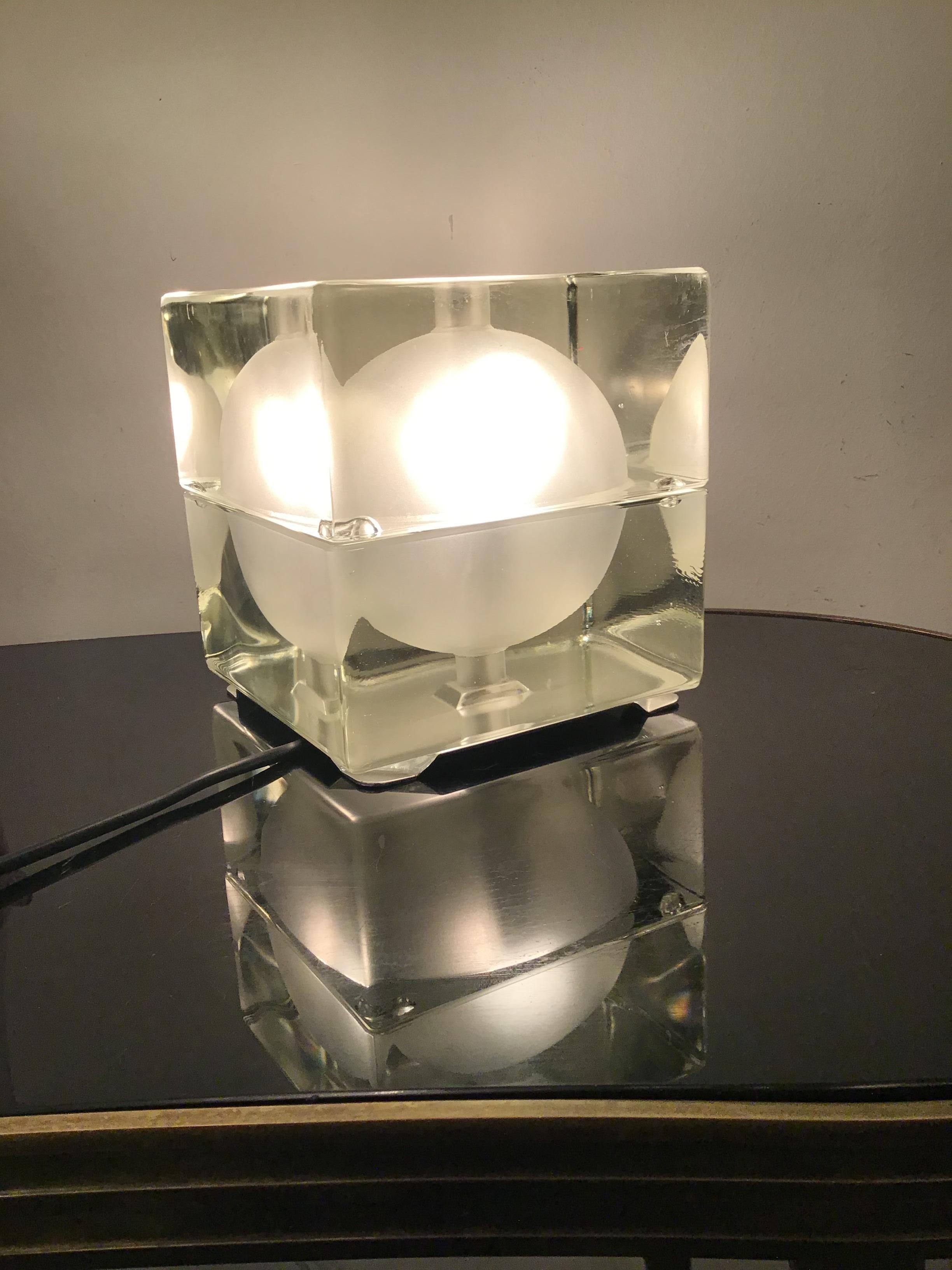 Cubosfera table lamp.
