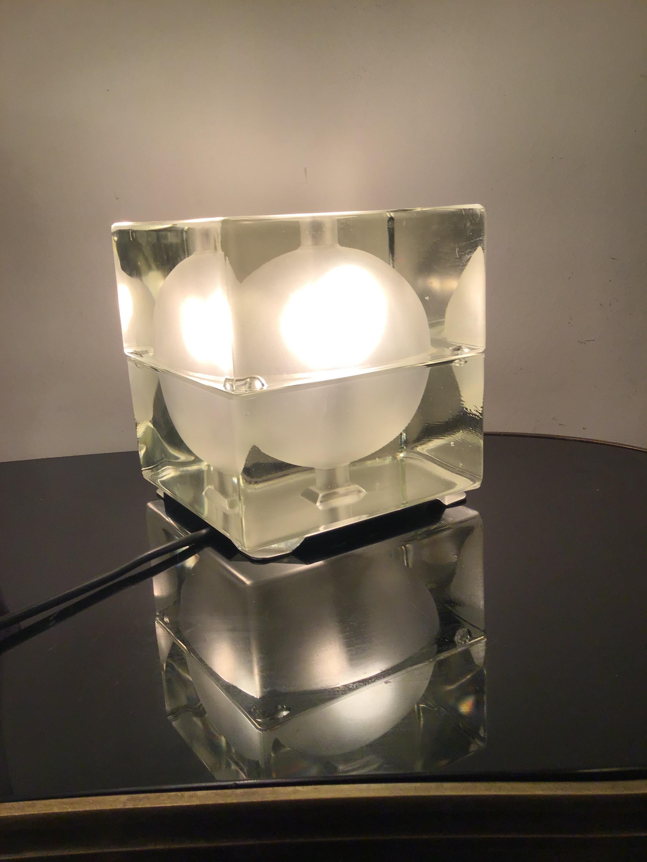 Milieu du XXe siècle Lampe de bureau Cubosfera Alessandro Mendini en métal et verre crème, 1968, Italie en vente