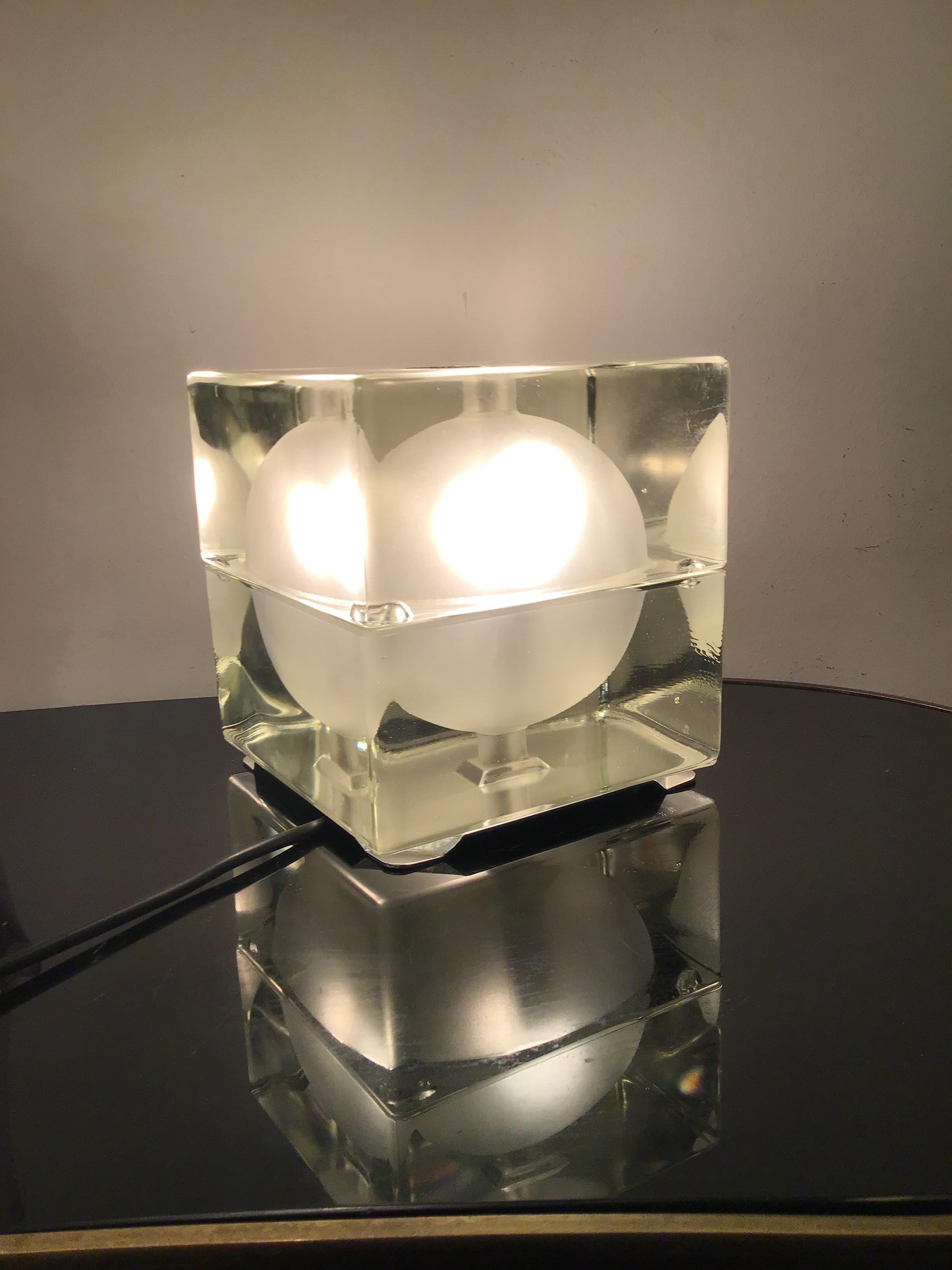 Verre Lampe de bureau Cubosfera Alessandro Mendini en métal et verre crème, 1968, Italie en vente