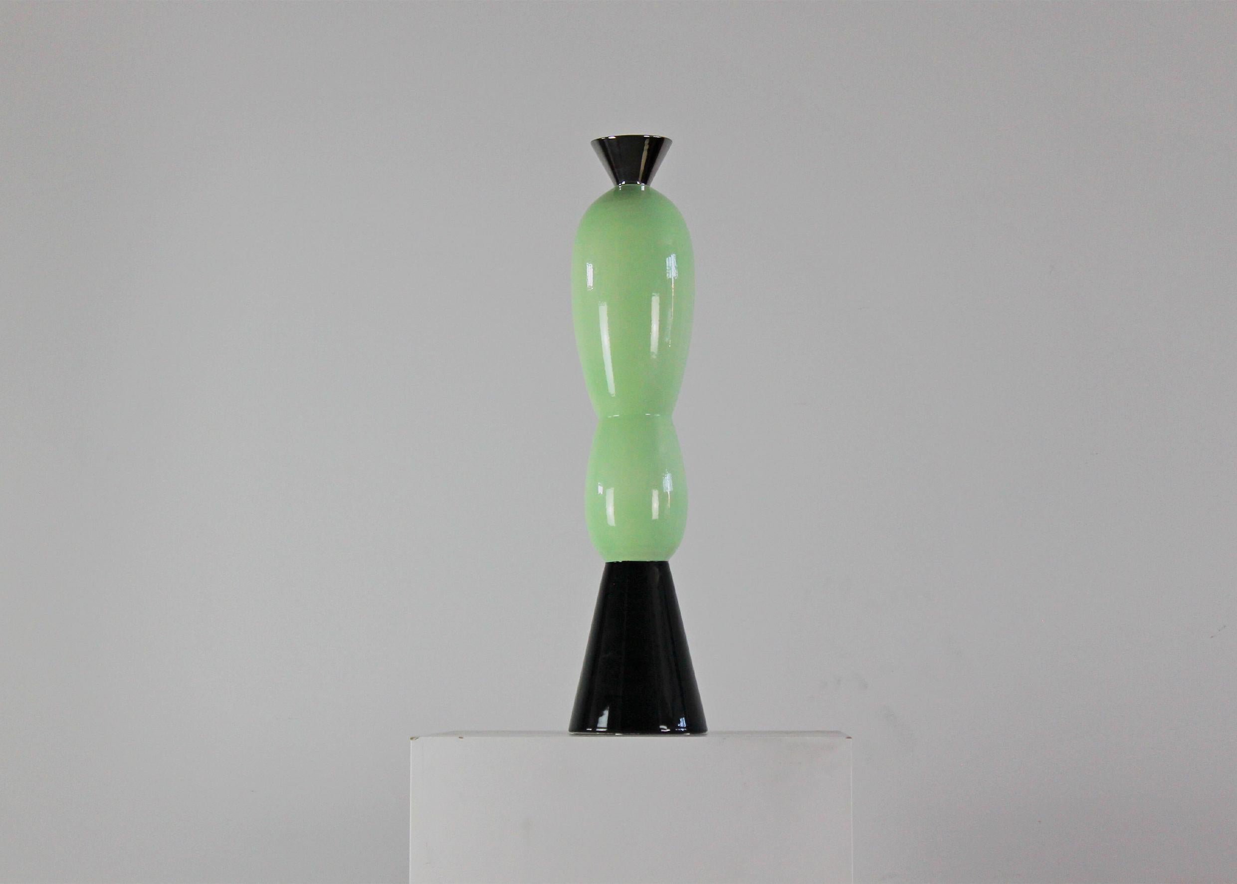 Statuette en céramique Elgin en édition limitée entièrement réalisée en céramique de la série 12 Columns conçue par Alessandro Mendini pour Superego, 2008. 

Le noir et le turquoise se rencontrent pour créer une silhouette sophistiquée qui peut