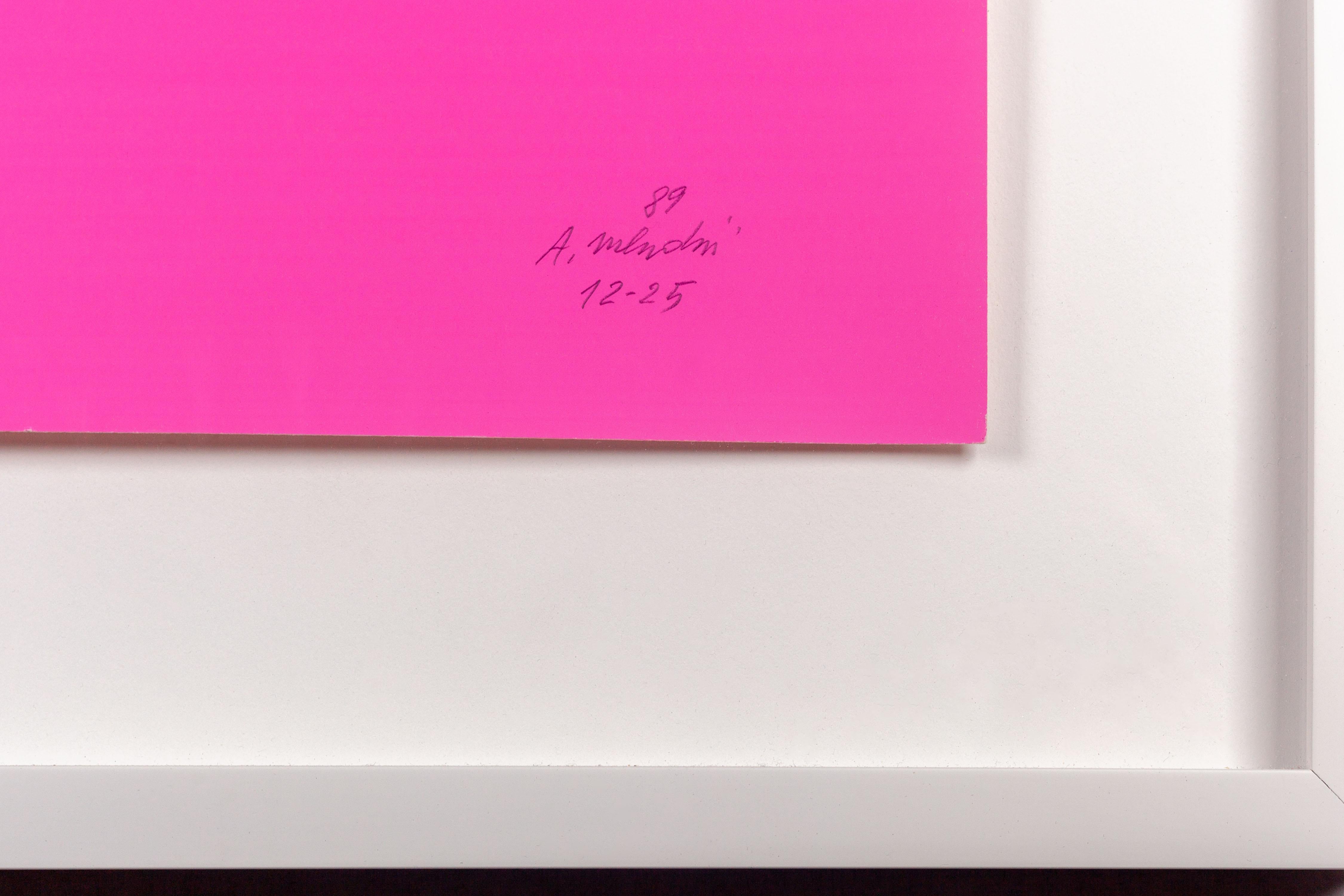 Rosa Stern-Siebdruck von Alessandro Mendini, geschaffen für das Studio Alchimia im Jahr 1989. Die Komposition wird von einem großen schwarz-weißen Stern dominiert, der vor einem leuchtend rosafarbenen Hintergrund steht, der die Figur hervorhebt. Der