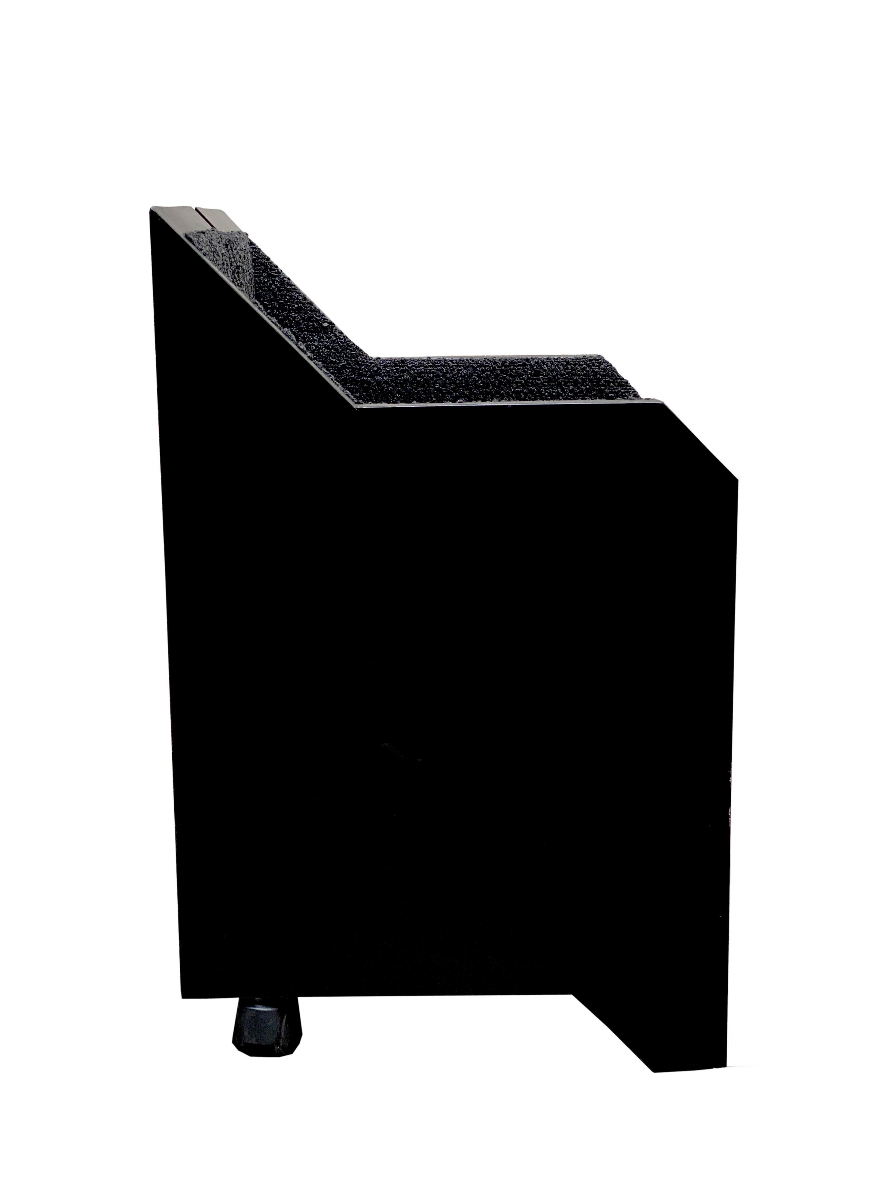 Ravissant petit fauteuil en bois teinté noir, tapissé de tissu 'boucle' gris/noir avec roulettes, design Nicola Pagliara.
Nicola Pagliara (Rome 1933 - Naples 2017) était architecte et professeur à la faculté d'architecture de l'université de Naples