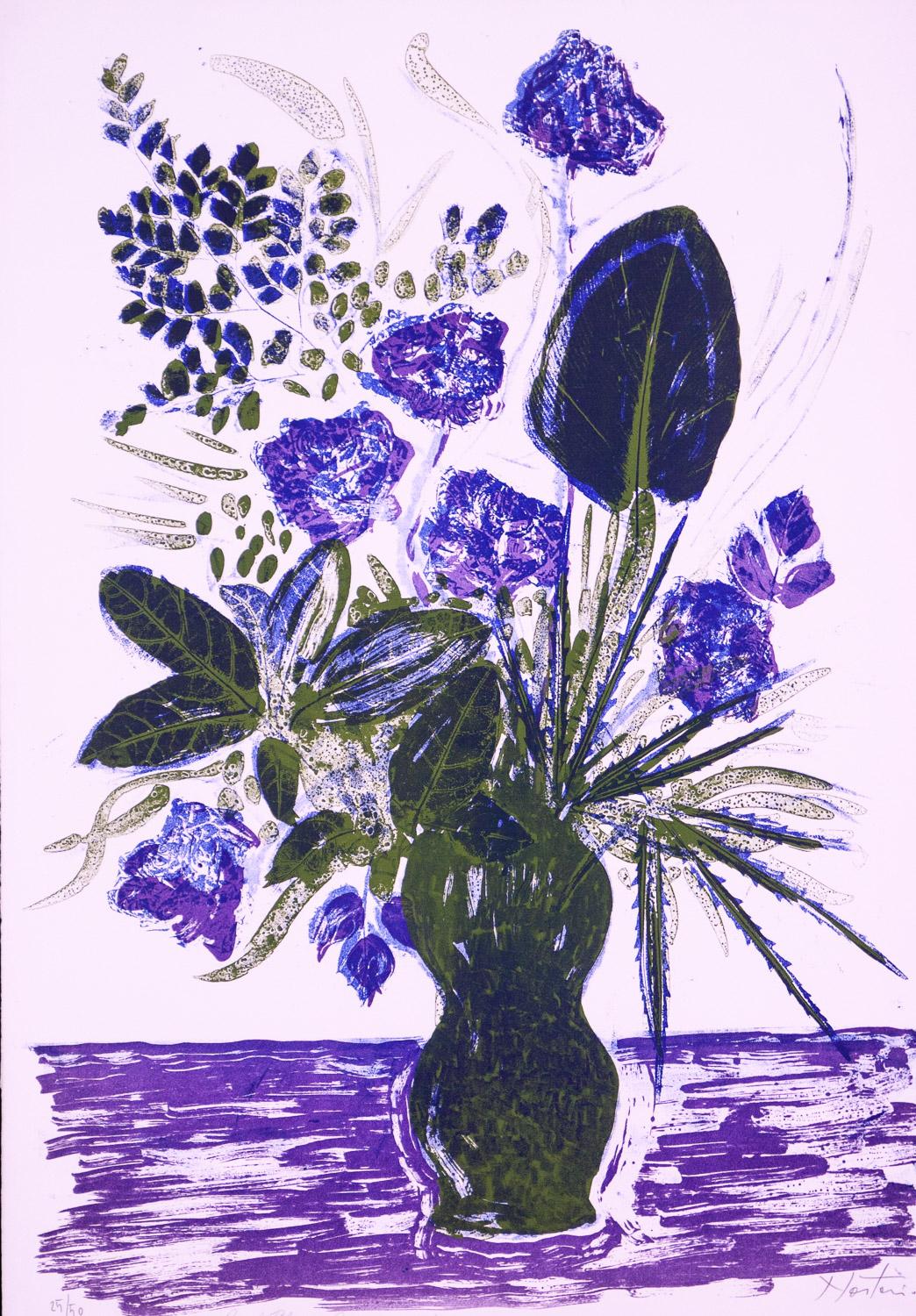        Regal Flower Arrangement ist eine Original-Lithografie in limitierter Auflage (25/50) von Alessandro Nastasio. Eine große Vase mit lilafarbenen Blumen und viel Grün steht auf einem lilafarbenen Tisch und sprüht vor Farbe und Energie.
     