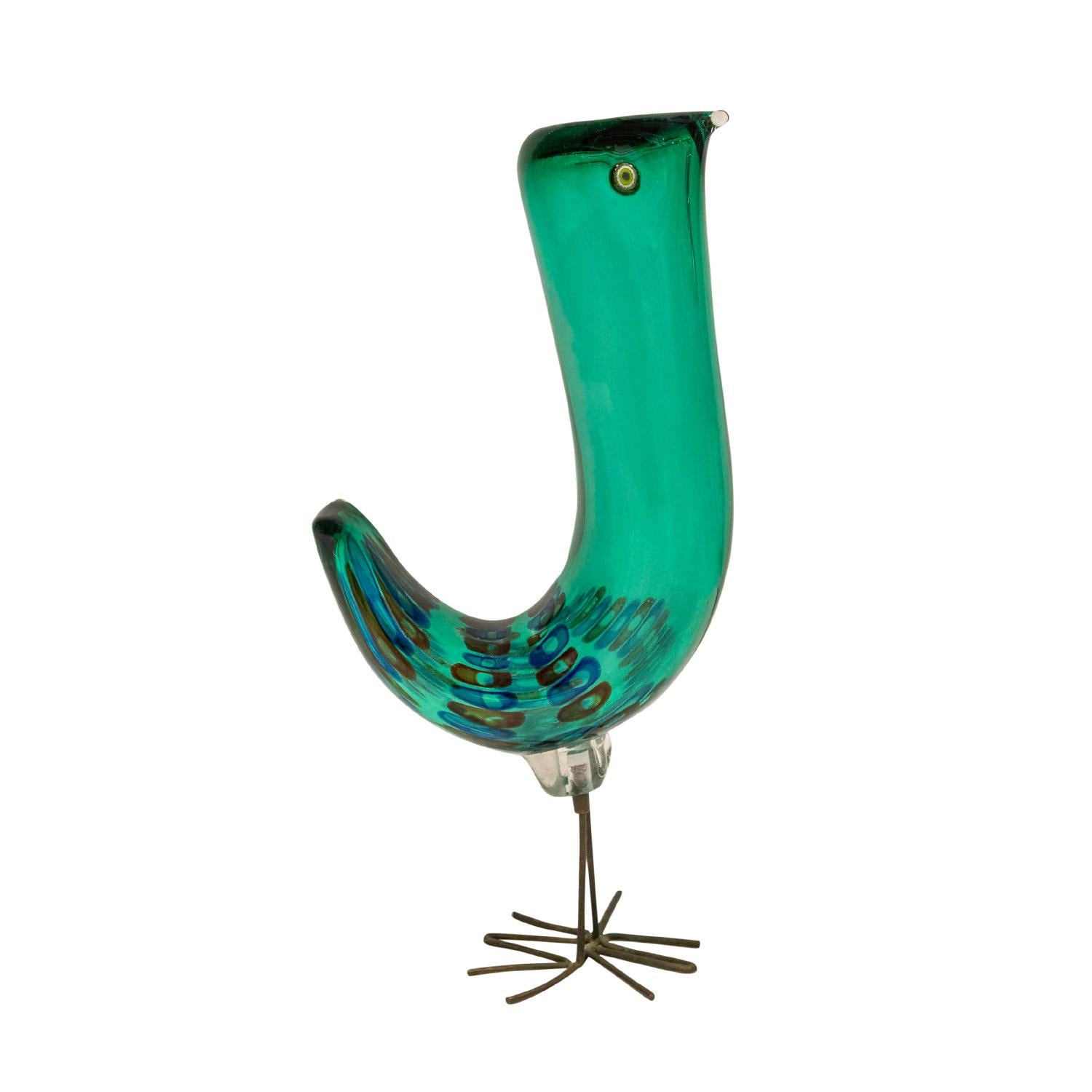 Seltener mundgeblasener Glasvogel, Serie Pulcini, grün mit roten und blauen Murrhinen mit Kupferfüßen von Alessandro Pianon für Vistosi, Murano Italien, ca. 1963.  Pulcini bedeutet auf Italienisch Küken (Babyhühner).  Diese Vögel sind sowohl