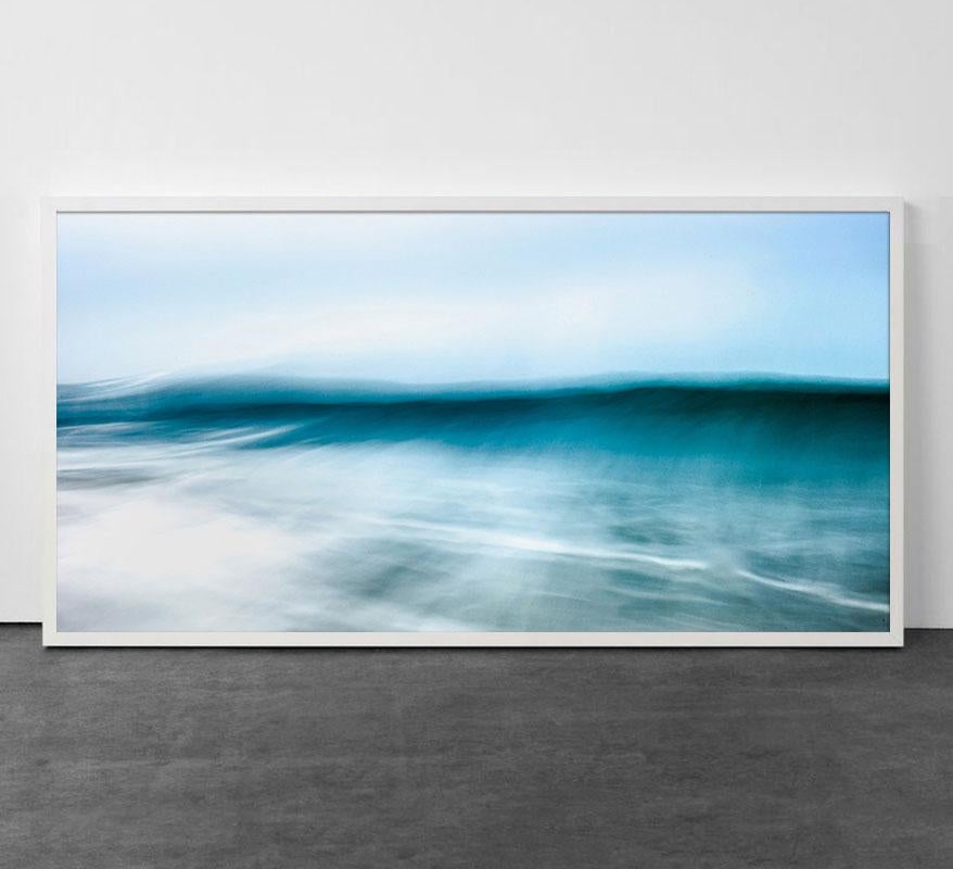 « In Between #14 » - Photographie de paysage marin en plexiglas - Bleu Landscape Photograph par Alessandro Puccinelli