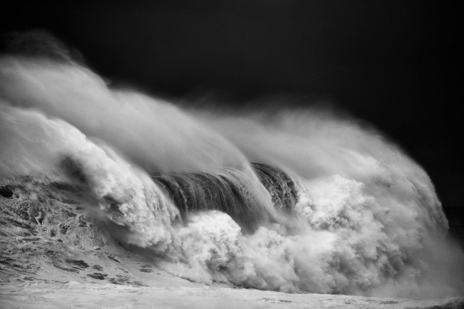 Abstract Photograph Alessandro Puccinelli - Nazare, Portugal, Vagues, Photographie de paysage marin