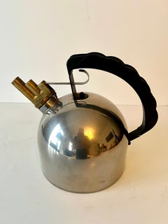 Hervidor Alessi 9091, diseñado por Richard Sappe