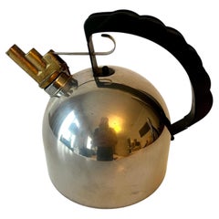 Hervidor Alessi 9091, diseñado por Richard Sappe