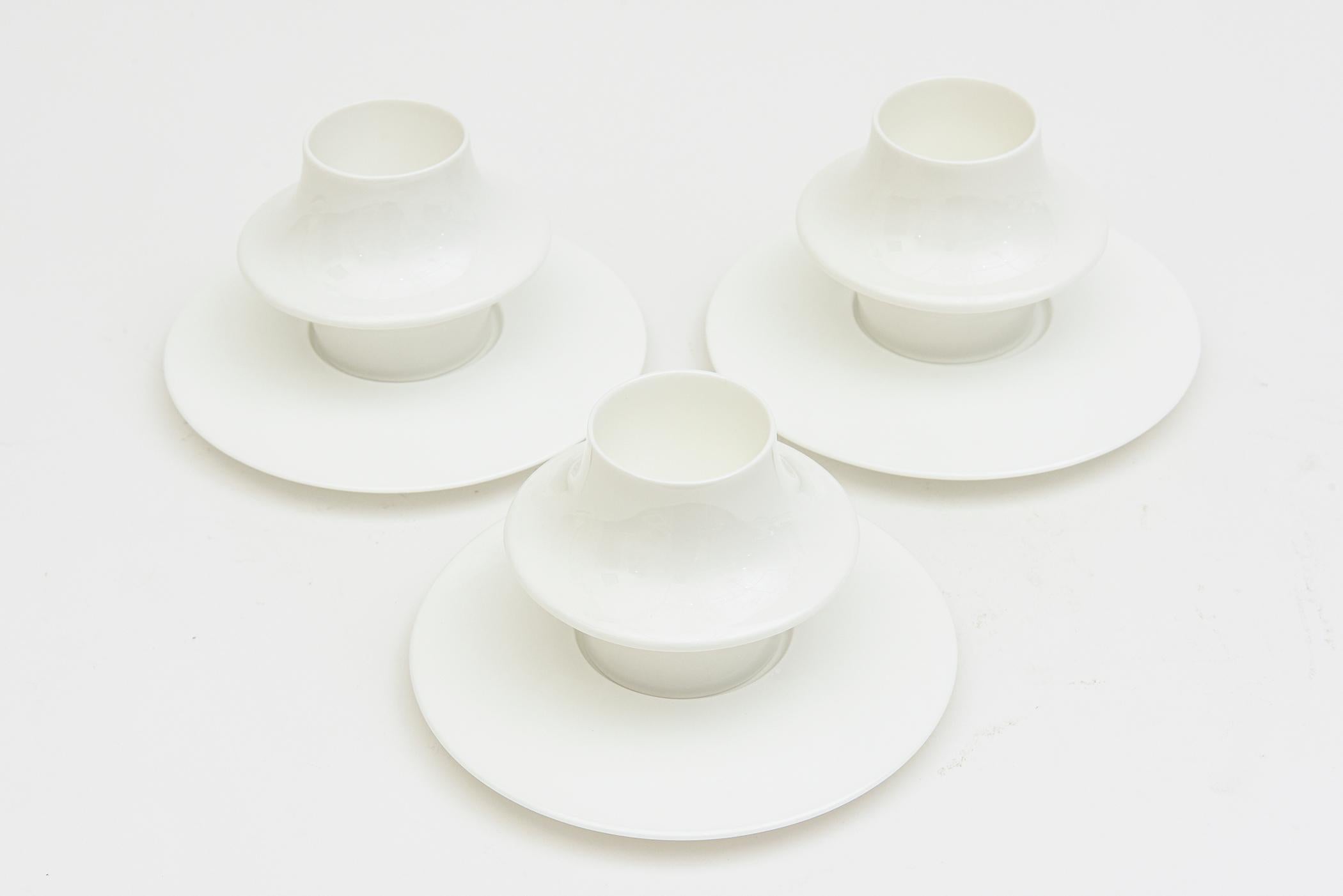 Ce fabuleux ensemble moderniste de 7 tasses à demitasse et soucoupes en porcelaine blanche d'Alessi a été conçu par Tom Kovacs et faisait partie du projet Tea and Flowers antérieur. Il s'agit du motif Supa Mocha. Le coffret a été produit en quelques
