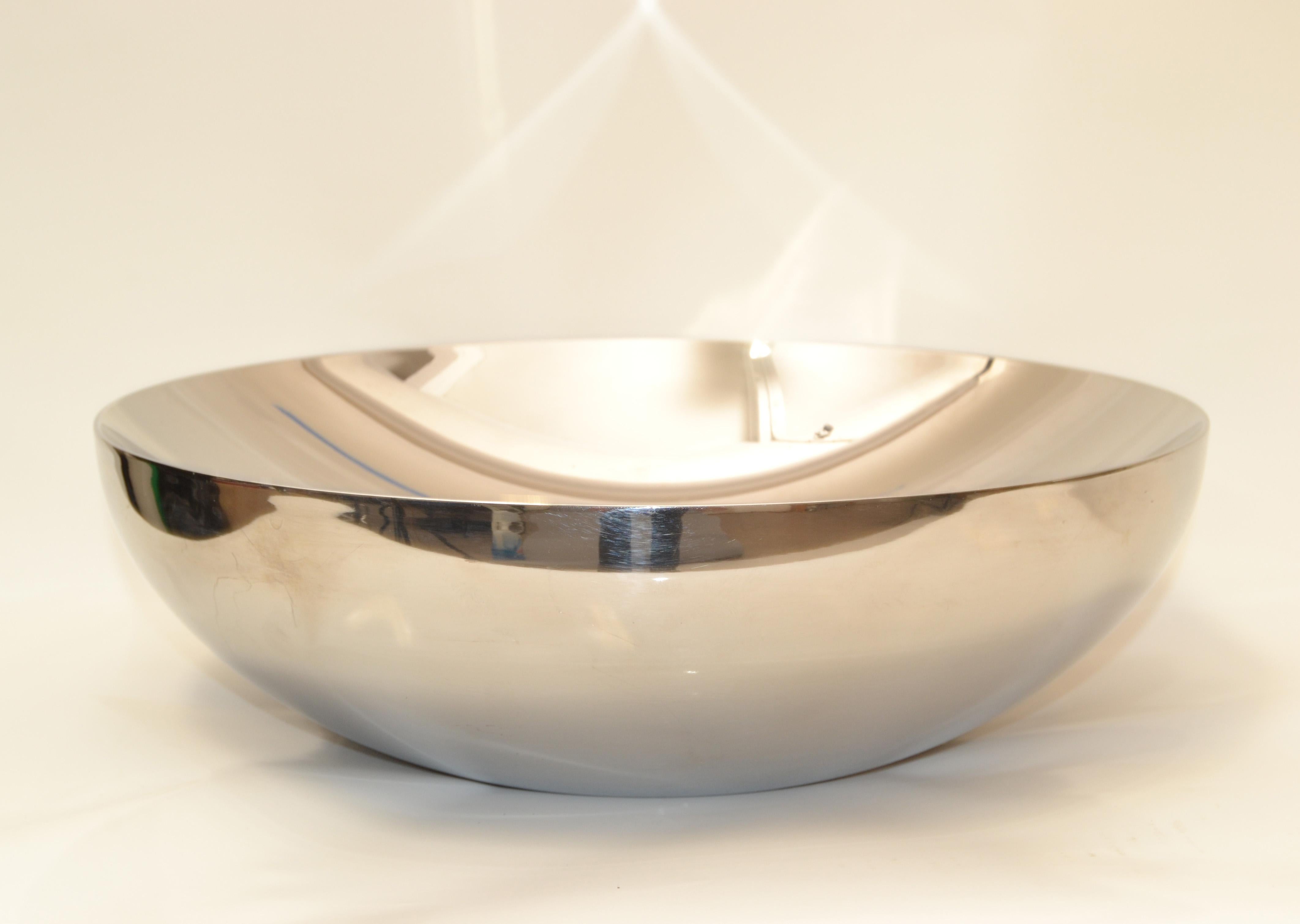 Alessi introduced by this collection, the serving bowl is made from two separate curves of stainless steel; one that forms the inside and one that forms the outside of the bowl. Therefore, it is a beautiful and functional piece of thermally