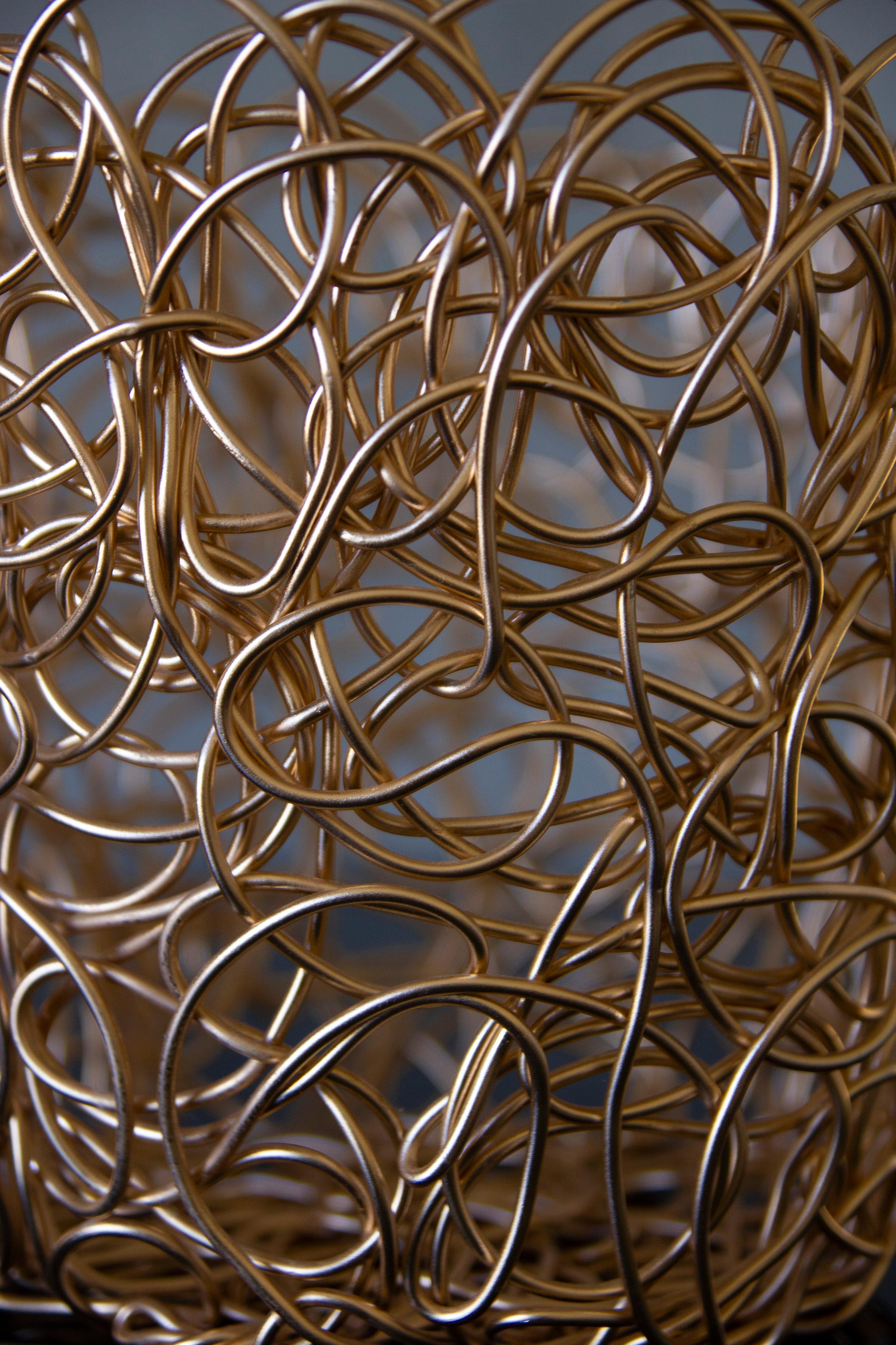 Cestino vintage moderno firmato Alessi Fratelli in alluminio stampato color oro in perfette condizioni che può essere utilizzato come cestino per un ufficio sofisticato o come cestino per piante. Circa 9 pollici di altezza e 9 pollici di diametro