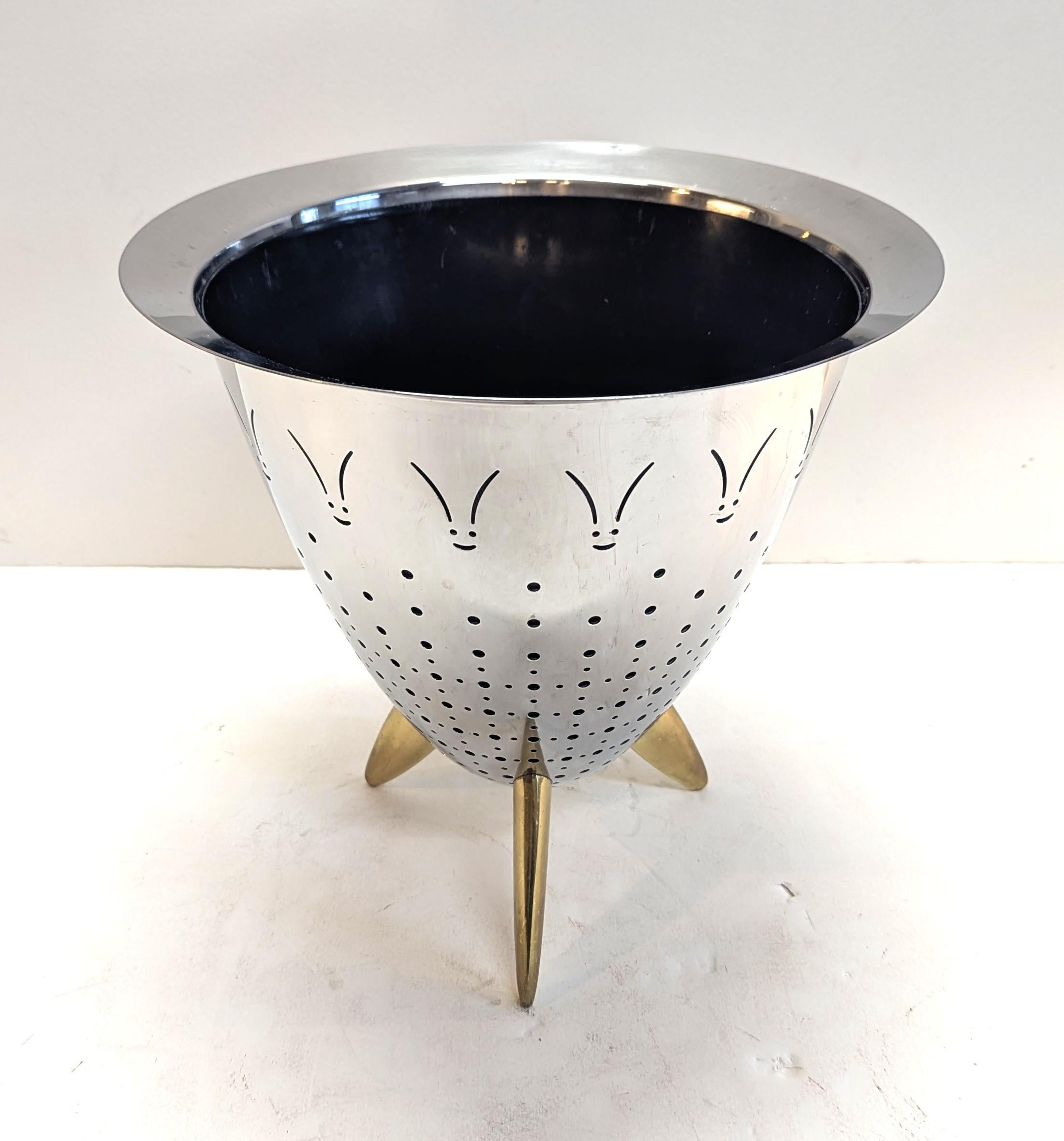 Cubitera vintage Philippe Starck para Alessi.  Cubitera Alessi diseñada por Philippe Strack para Alessi.  Una maravillosa pieza divertida que puede utilizarse como Cubitera, Colador o Jardinera.  Completo con inserto estanco de plástico negro.   Un