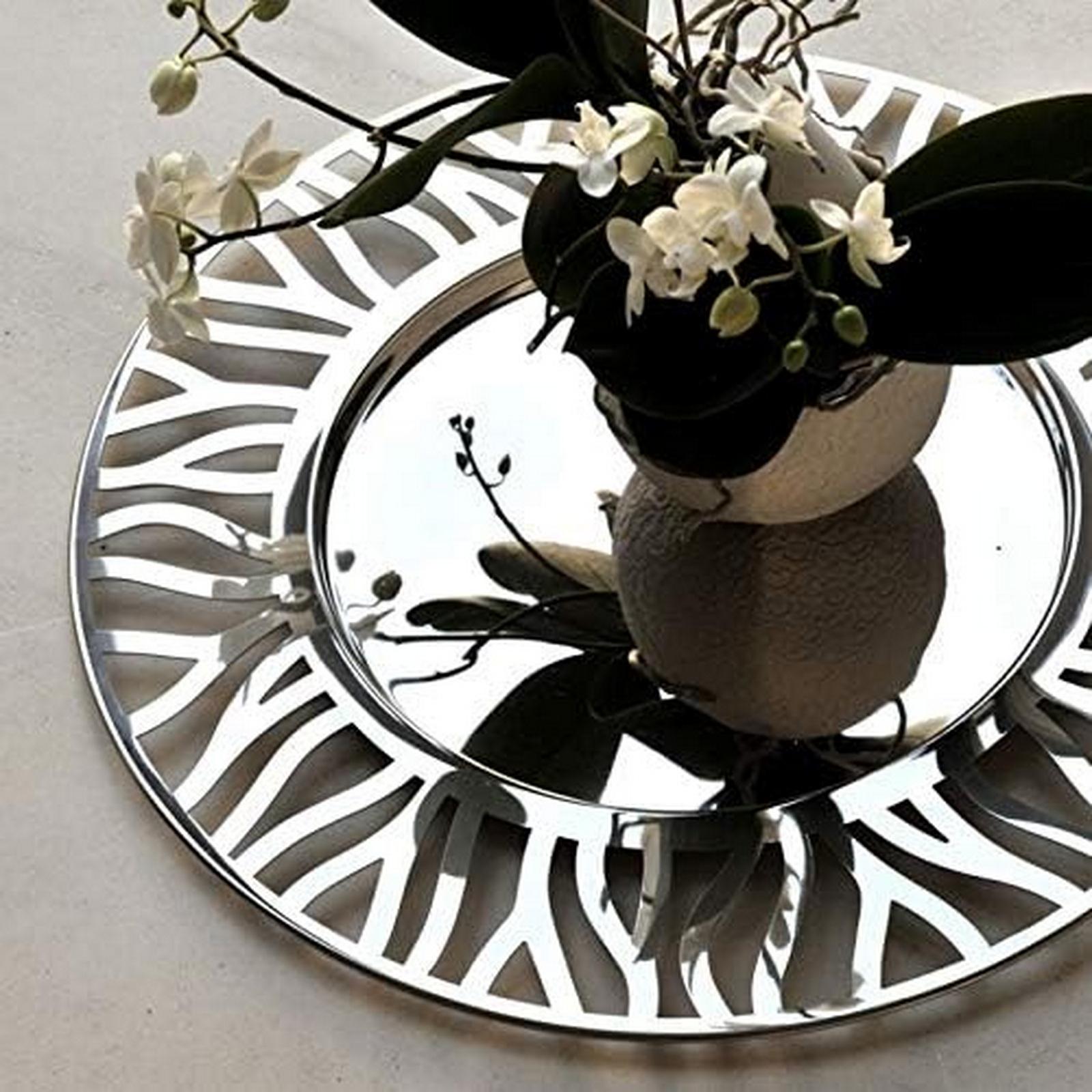 Alessi Plateau rond en acier inoxydable poli Postmoderne.
Plateau rond avec un rebord en forme d'ardoise.
Marque du fabricant sur le fond.
Diamètre : 48 cm.
Bon état d'usage avec une usure mineure.