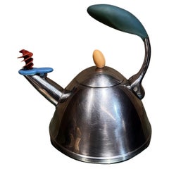 Teiera classica postmoderna disegnata da Michael Graves per Alessi