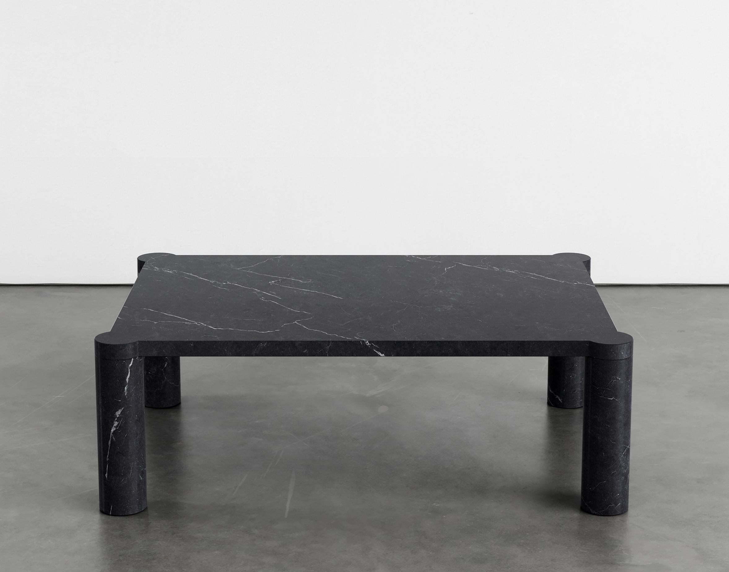 Table basse Alessio 107 par Agglomerati 
Dimensions : D 70 x L 100 x H 33 cm 
Matériaux : Marquina noir. Disponible dans d'autres pierres. 

Agglomerati est un studio basé à Londres qui crée des meubles en pierre distinctifs. Fondé en 2019 par