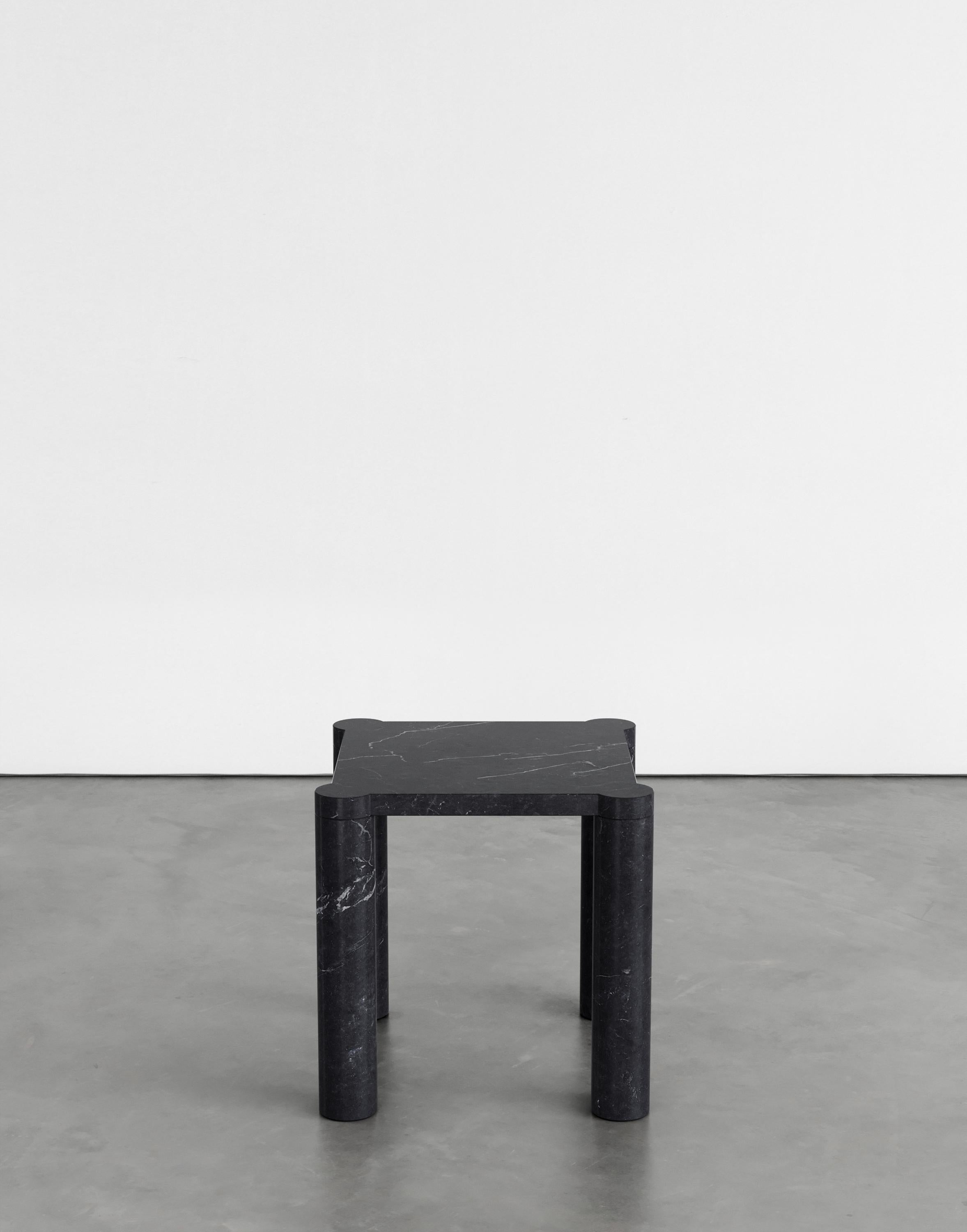 Table d'appoint Alessio 45 par Agglomerati 
Dimensions : D 45 x L 45 x H 45 cm 
Matériaux : Marquina noir. Disponible dans d'autres pierres. 

Agglomerati est un studio basé à Londres qui crée des meubles en pierre distinctifs. Fondé en 2019 par