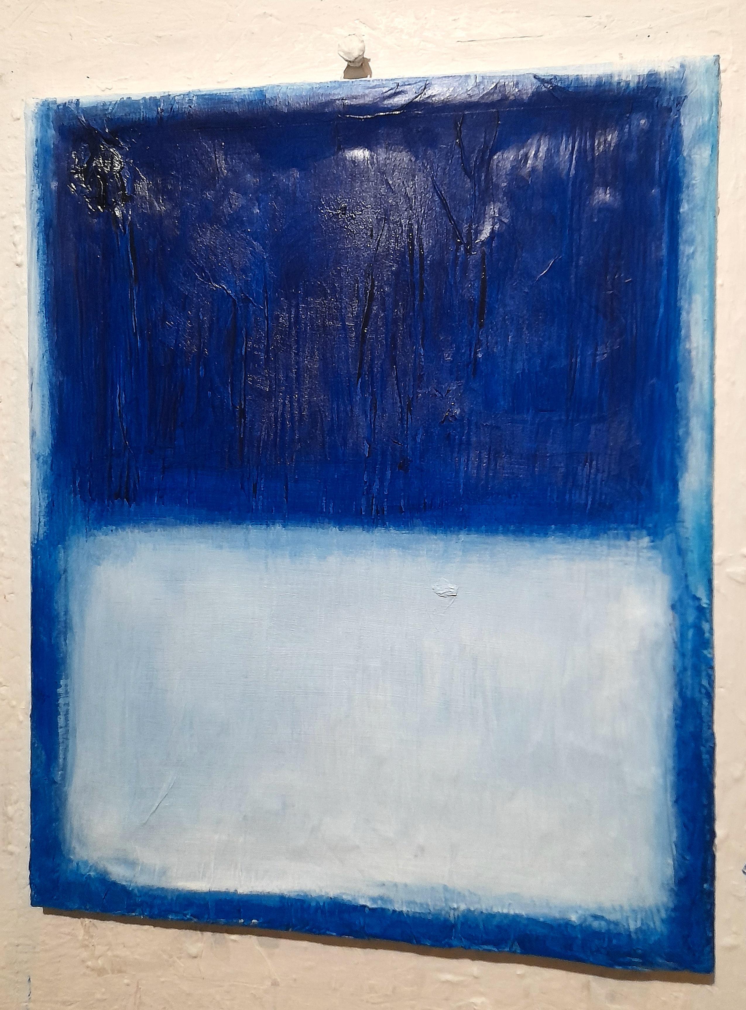 Blu White reflection - Pittura astratta blu su terracotta - Painting di Alessio Mariotto