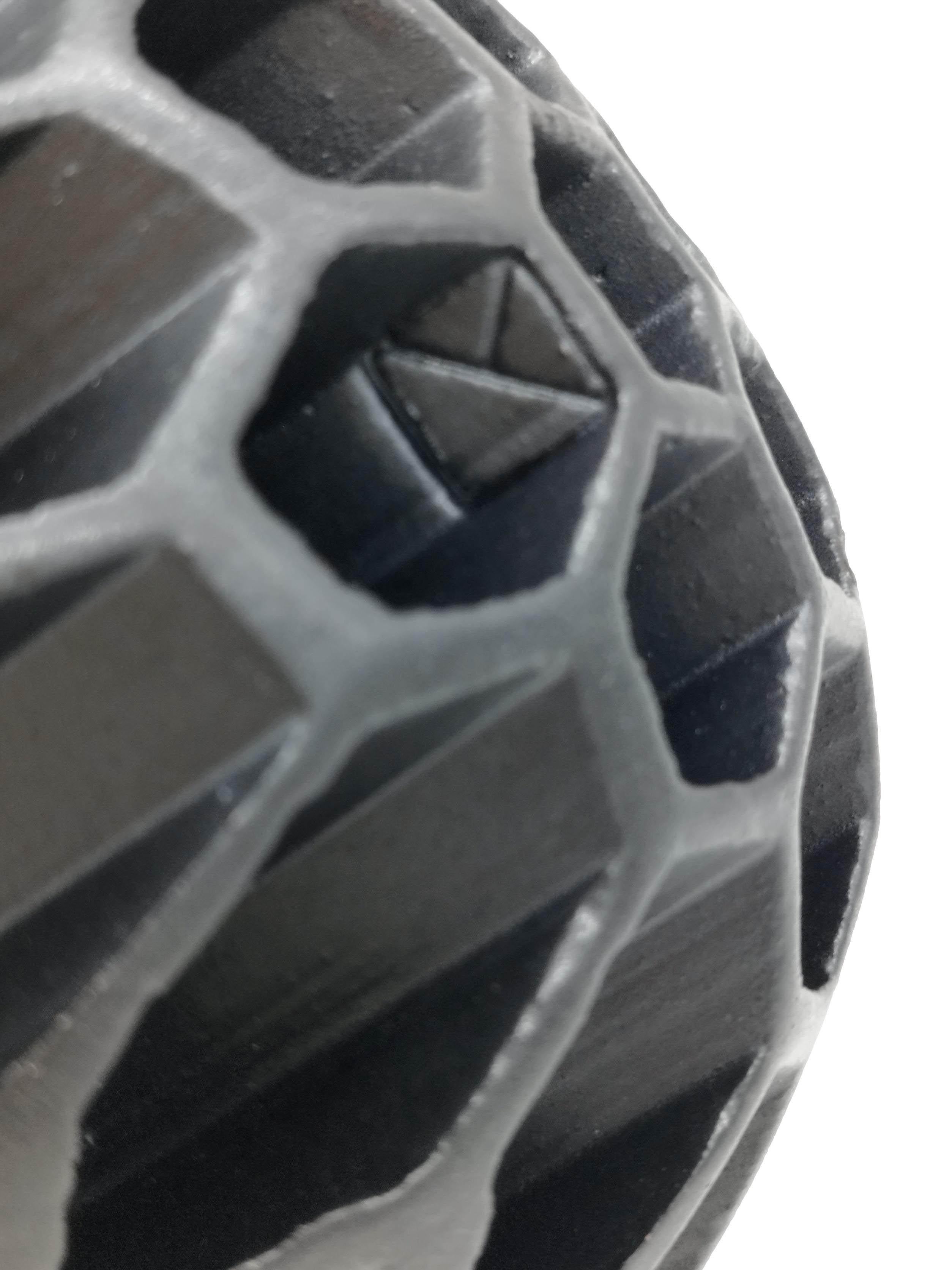 Escultura Esfera de Cerámica Antracita de Alessio Tasca, Italia, Años 60 mediados del siglo XX en venta