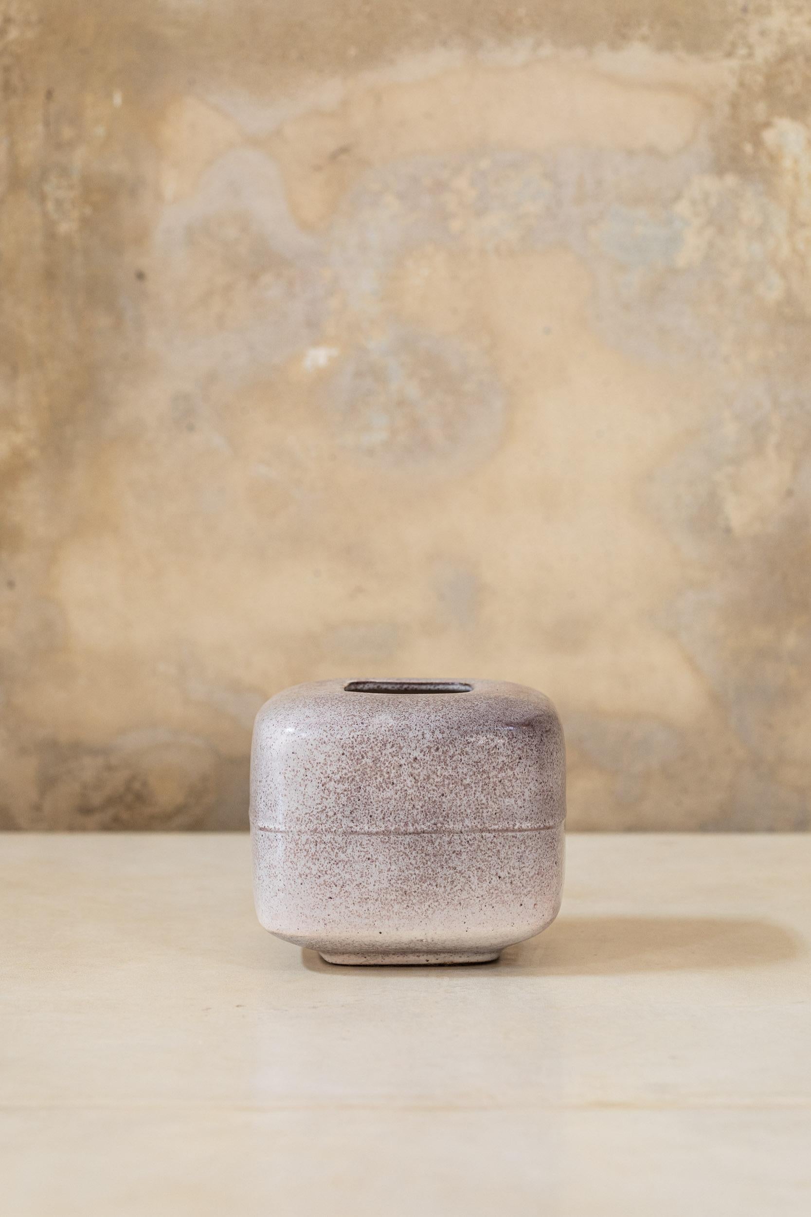Uno splendido vaso quadrato in ceramica, unico nel suo genere, disegnato e realizzato da Alessio Tasca. 
Italia, 1970.