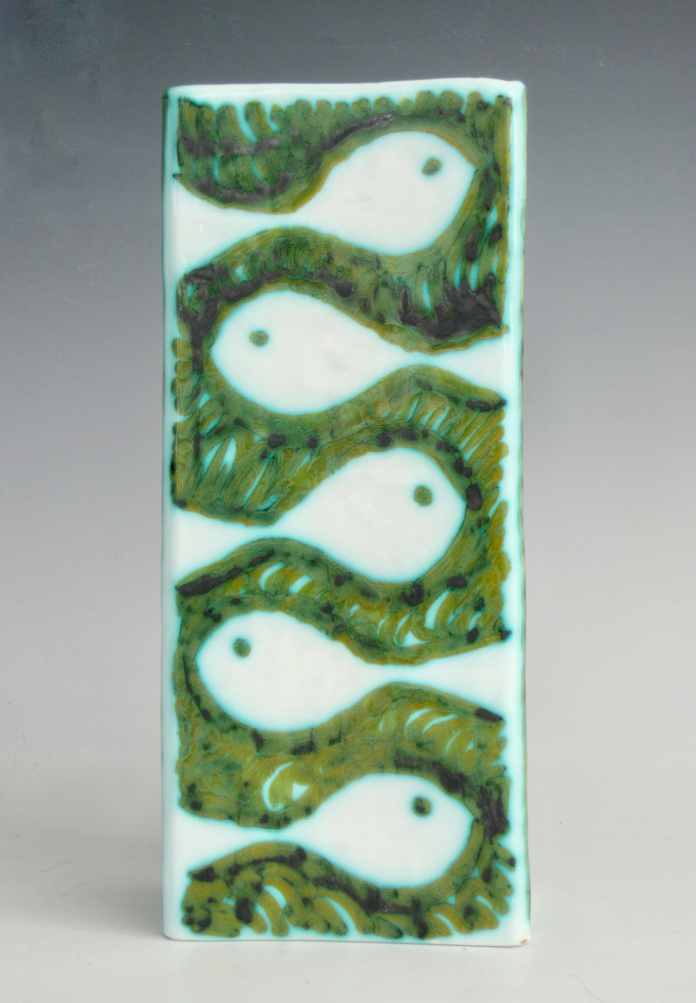 Doppelseitige rechteckige Keramikvase von Alessio Tasca für Raymor. Pinselstriche in Grün, Schwarz, Ocker und Türkis bilden die Formen von Fischen
auf der einen Seite, Tauben auf der anderen Seite und Linien, wo die vier Seiten