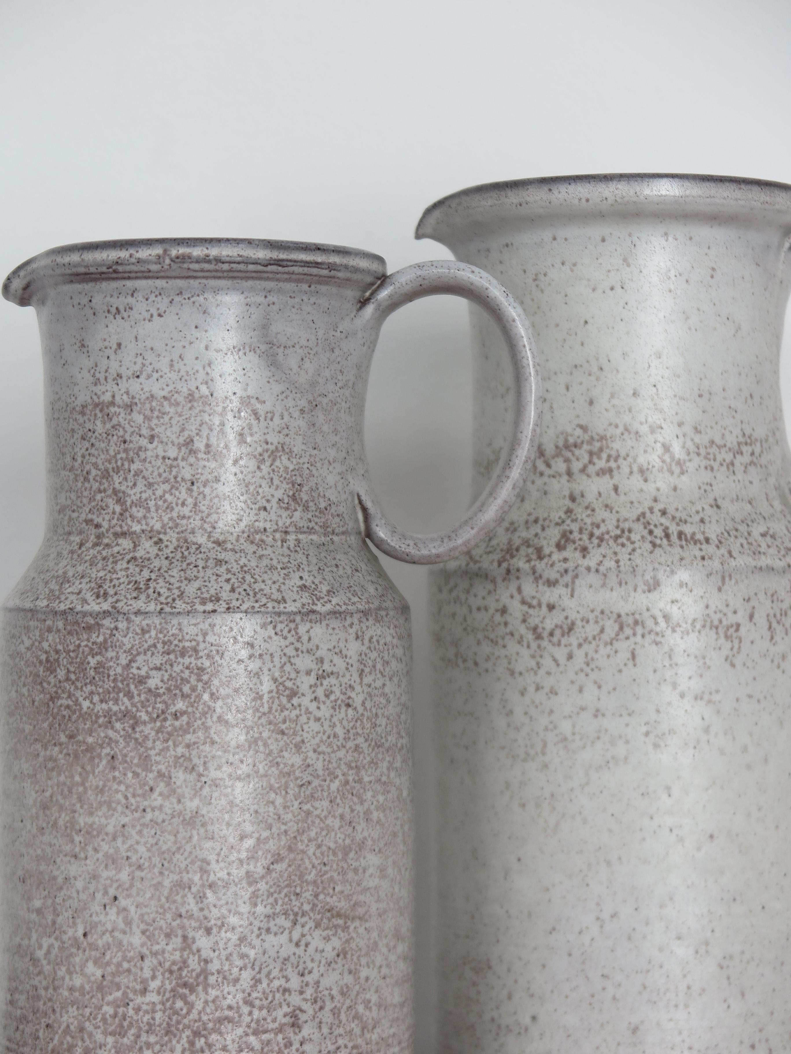 Couple de grandes cruches vases en céramique italienne de design moderne du milieu du siècle dernier, conçues et produites par Alessio Tasca, avec un tampon gravé et une étiquette adhésive sur le fond, production Italie fin des années 1970.

Grand