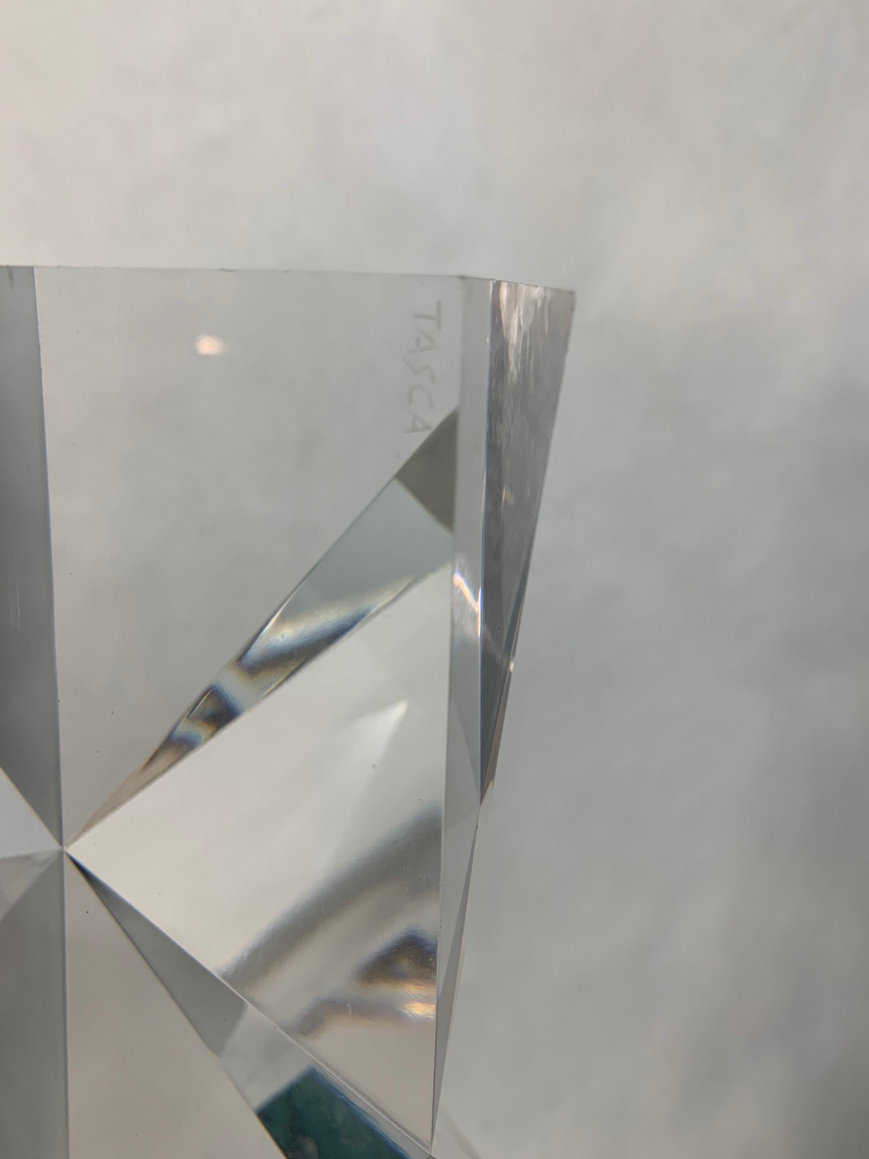 Italian 'Fusina' prism sculpture in faceted geometric design by Alessio Tasca. Made of Lucite in the 1970s, signed 'Tasca' in the corner of the base. In great vintage condition with age-appropriate wear.