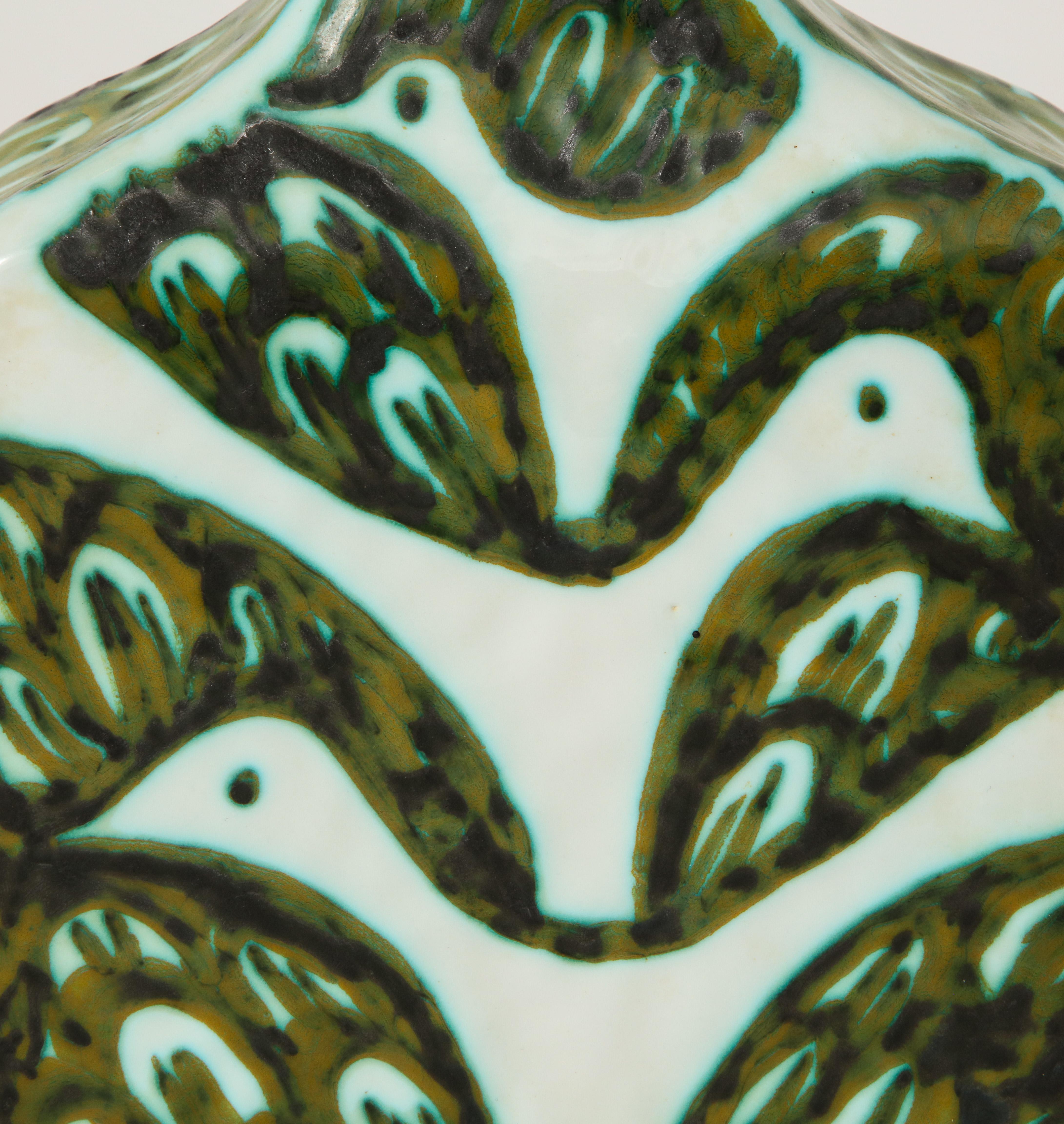 Alessio Tasca Raymor-Vase, Keramik, grün, weiß, Tauben, Fisch, signiert (Mitte des 20. Jahrhunderts) im Angebot