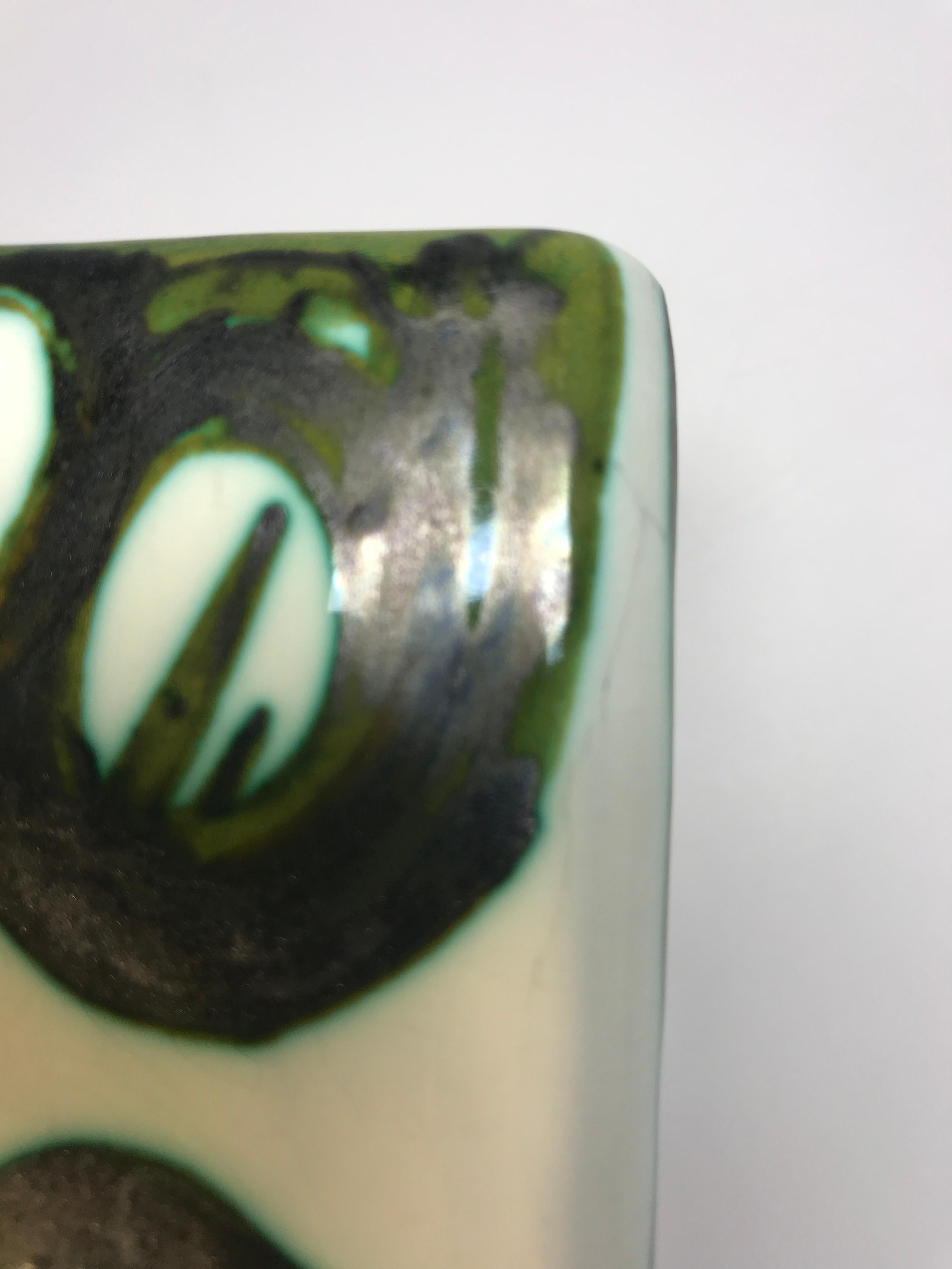 Alessio Tasca Firmato, 1960 Vaso alto in ceramica Greene & Greene Bianco a due lati con pesce in vendita 3
