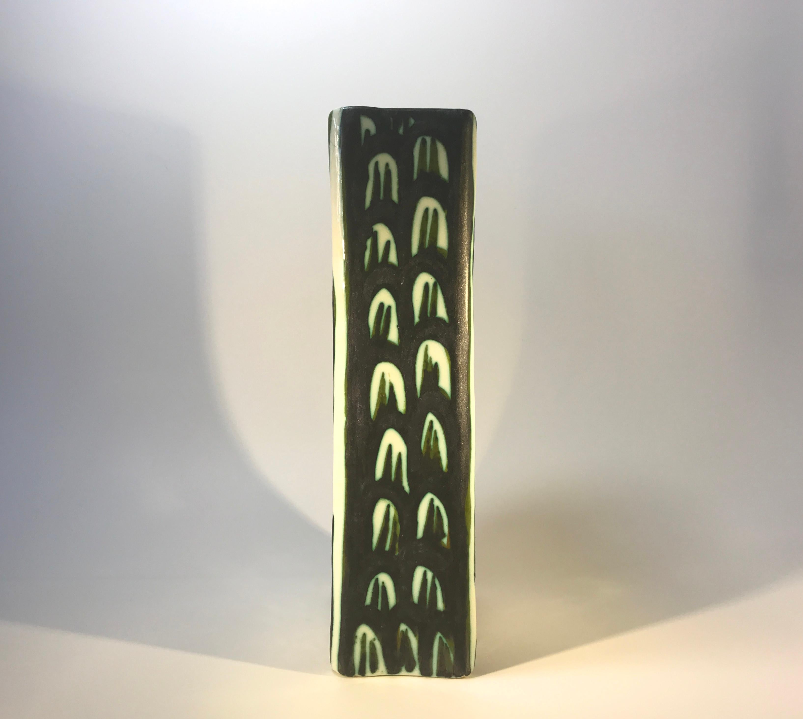 XX secolo Alessio Tasca Firmato, 1960 Vaso alto in ceramica Greene & Greene Bianco a due lati con pesce in vendita