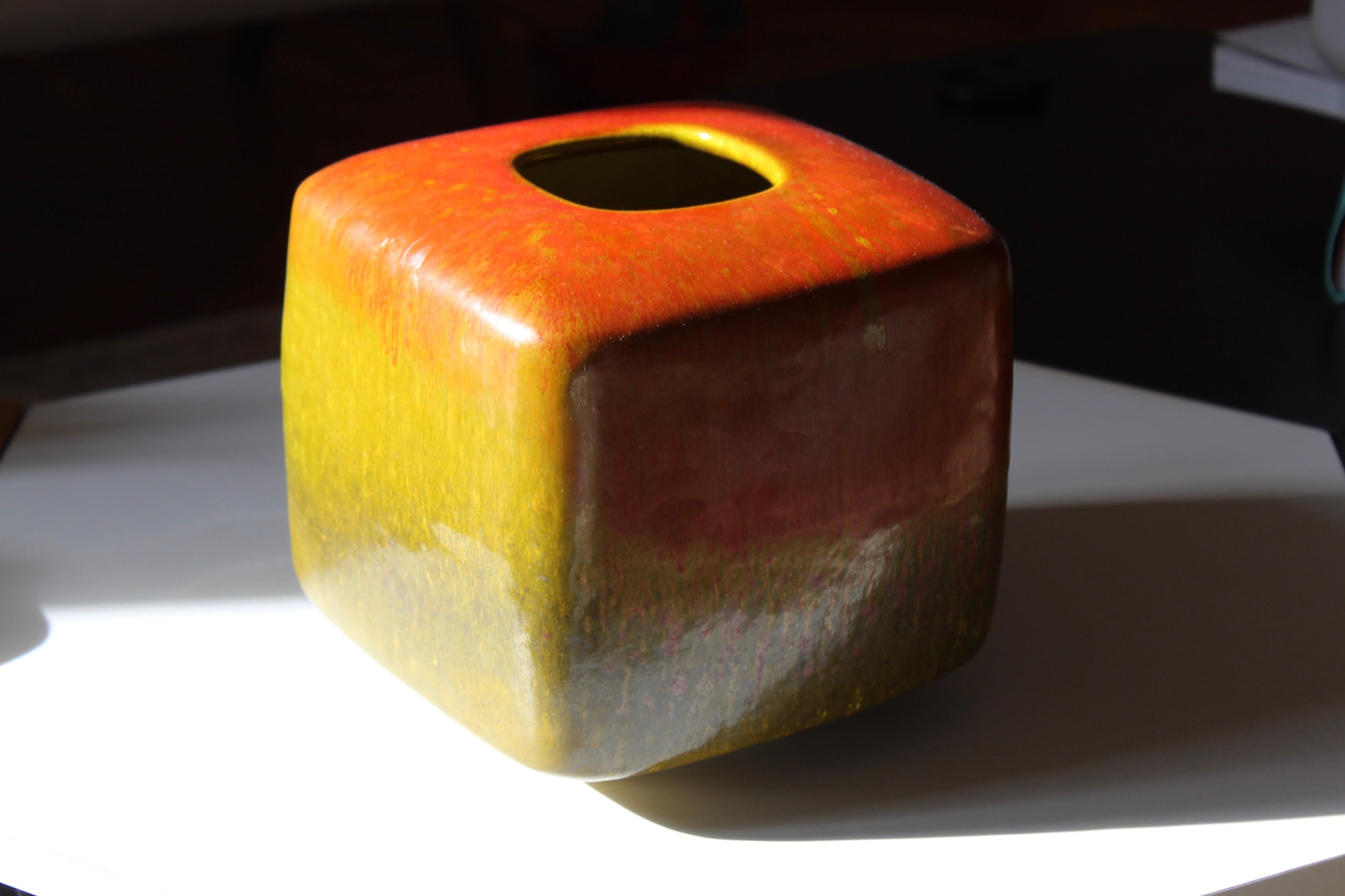 Einzigartige Vase aus rot und gelb glasierter Keramik, entworfen und ausgeführt von Alessio Tasca. Die Vase wird im Studio des Künstlers hergestellt und ist mit einer kunstvollen Glasur versehen.