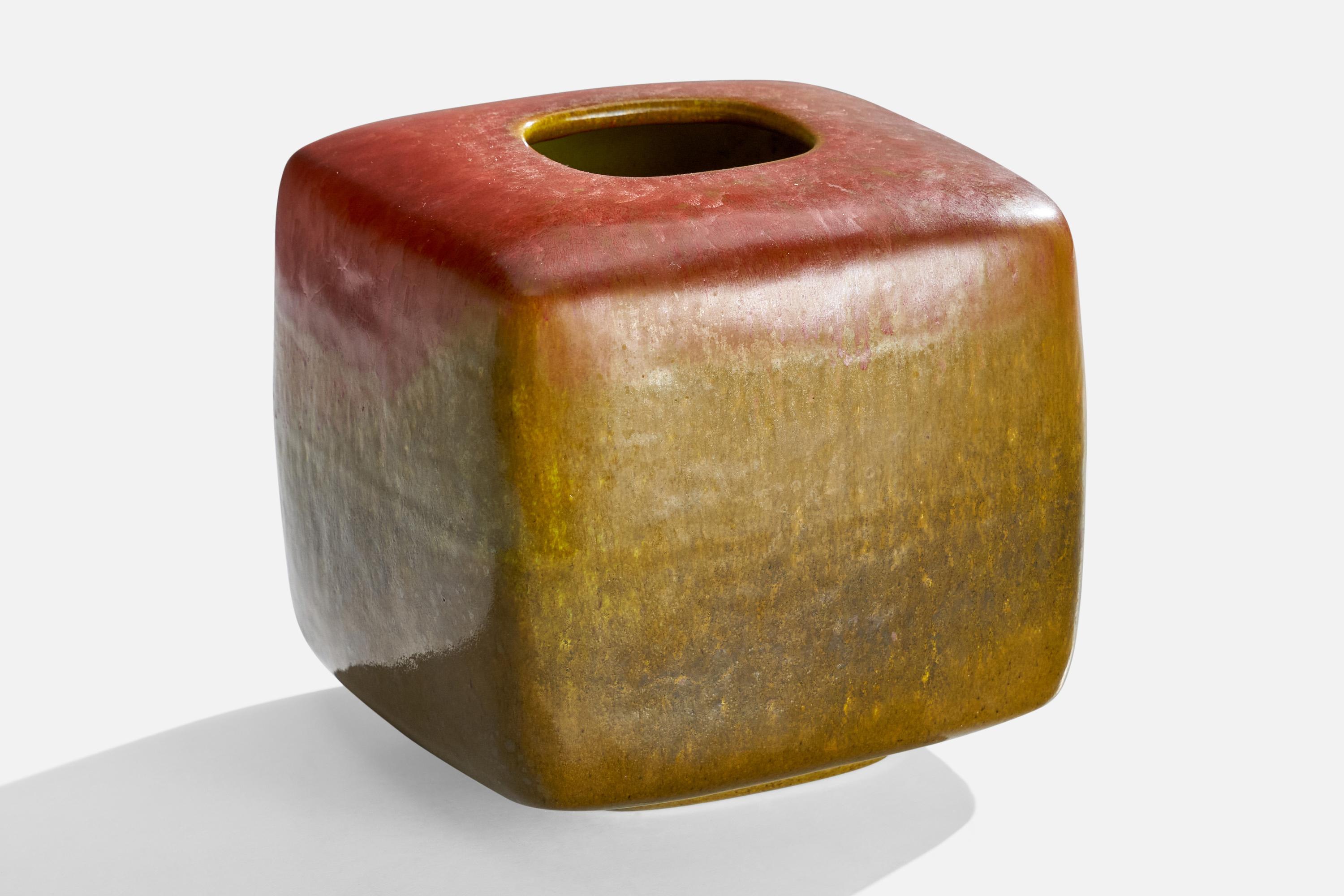 Un vaso unico in ceramica smaltata rossa e gialla disegnato e prodotto da Alessio Tasca, Italia, anni '70 circa.












