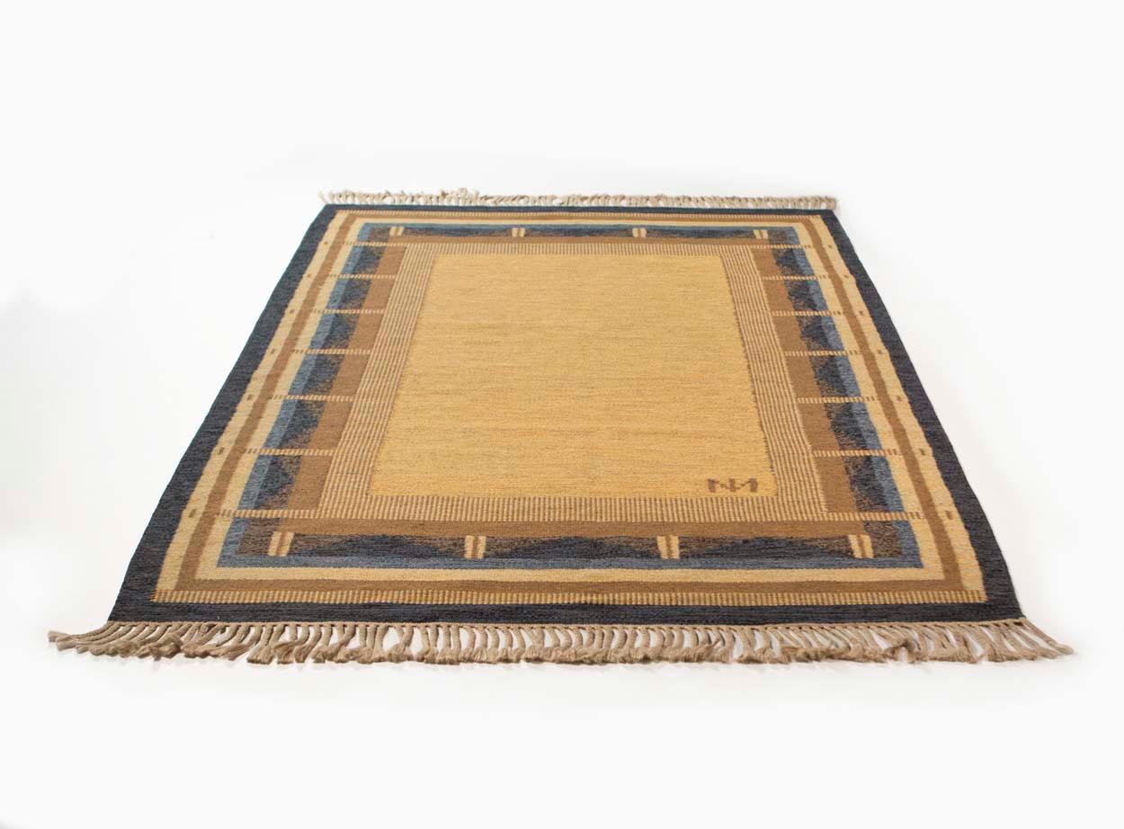 Alestalon Mattokutomo - golden and blue Finnish flat-weave rug, Finland, 1950s

Handmade flat-weave by Alestalon Mottokutom, this exquisite and rare piece has a golden table of Classic design with a unique geometric border. A great example of