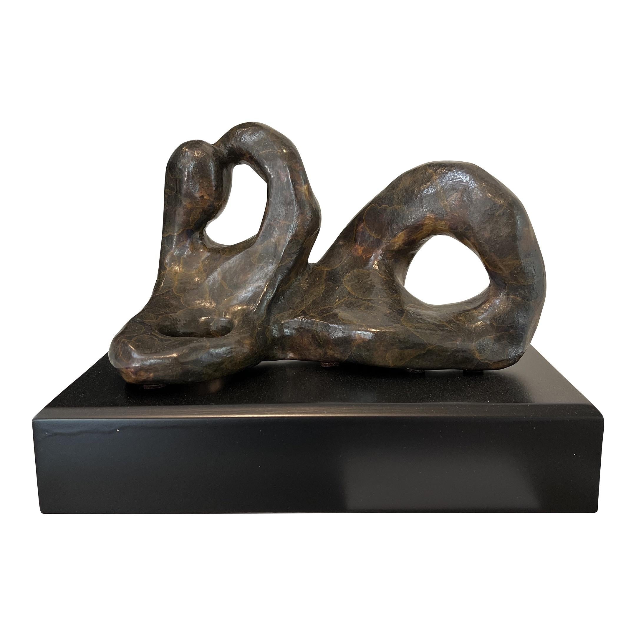 Aleta Aaron Nude Sculpture – Zeitgenössische Bronzestatue auf individuellem Sockel 