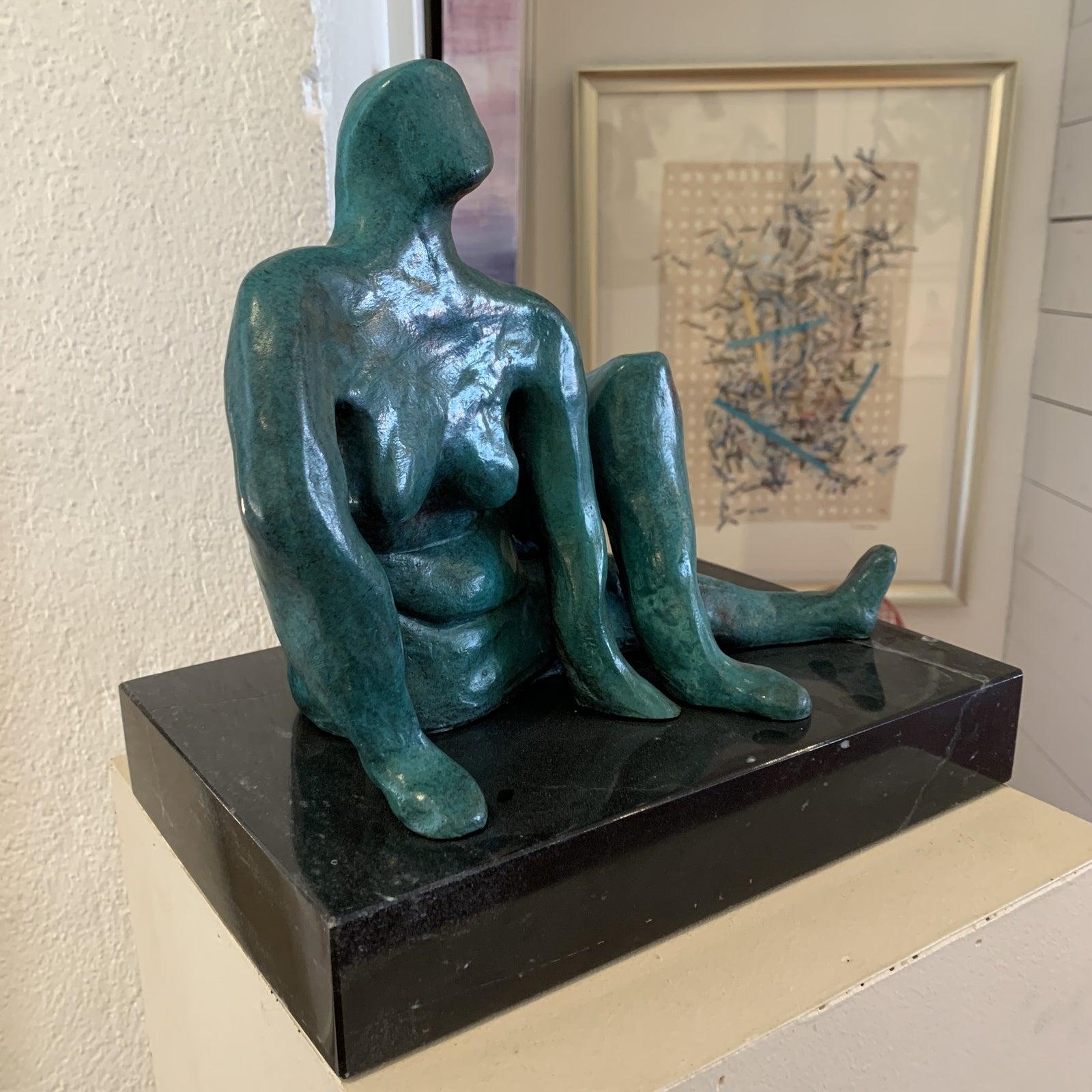 Türkisfarbene Frau  – Sculpture von Aleta Aaron