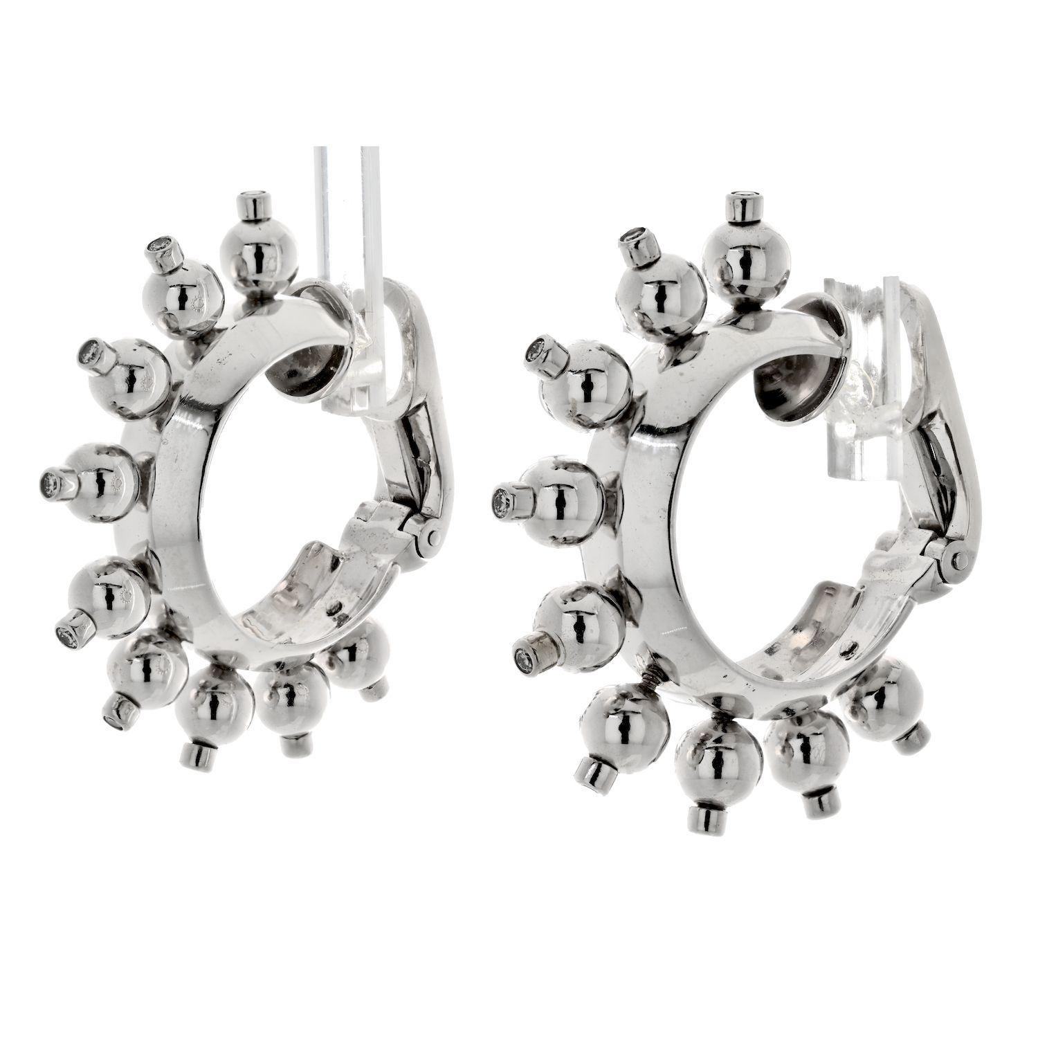 Moderne Aletto Brothers, boucles d'oreilles demi-créoles en or blanc 18 carats et diamants en vente