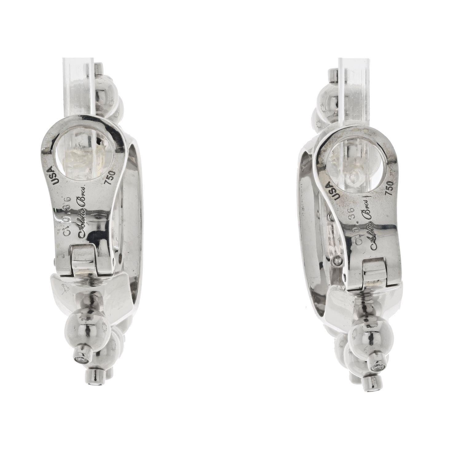 Taille ronde Aletto Brothers, boucles d'oreilles demi-créoles en or blanc 18 carats et diamants en vente