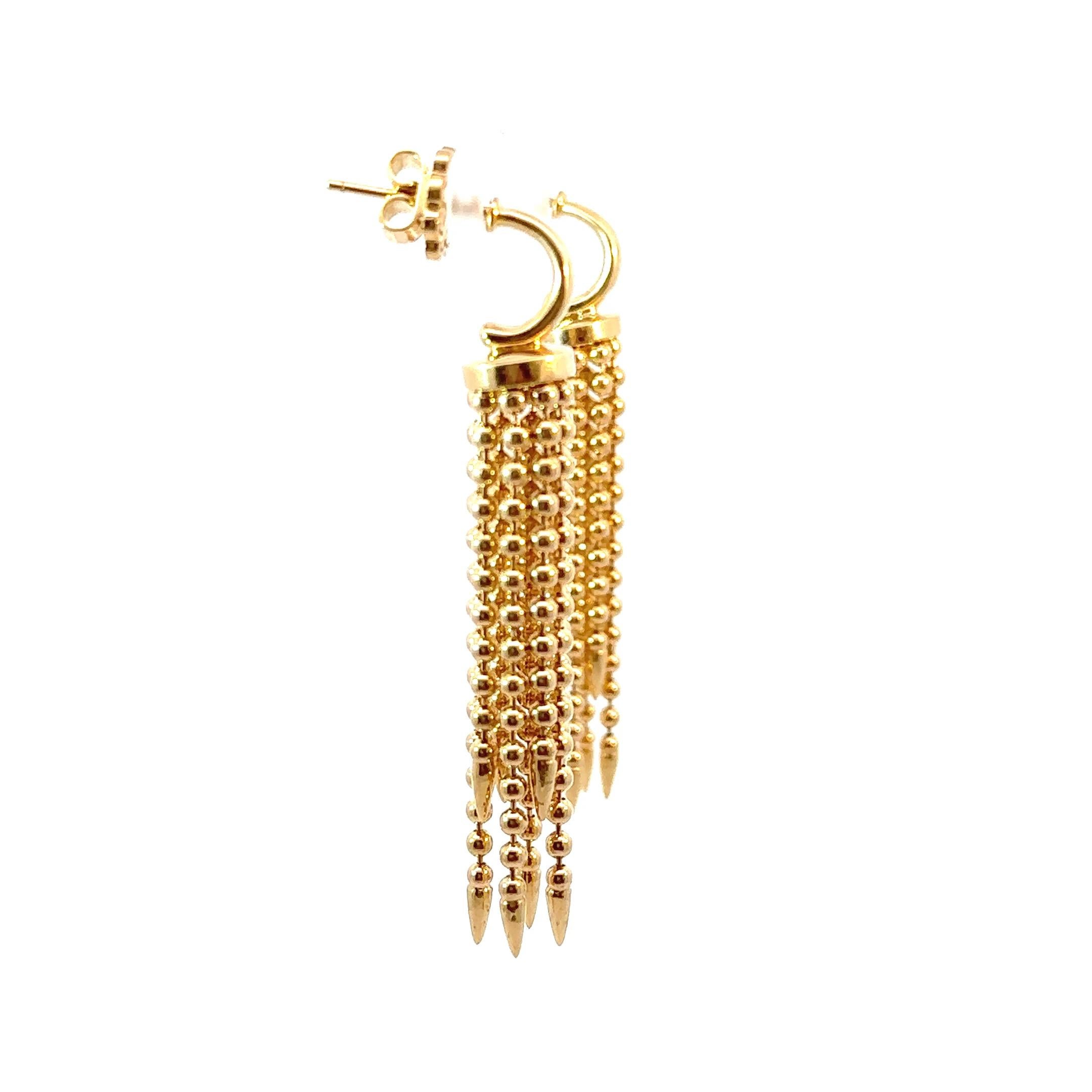 Fai una dichiarazione audace ma elegante con questi squisiti orecchini a goccia con catena d'oro. Caratterizzati da fili a cascata di delicate perline dorate che terminano con eleganti punte appuntite, questi orecchini trasudano raffinatezza e stile