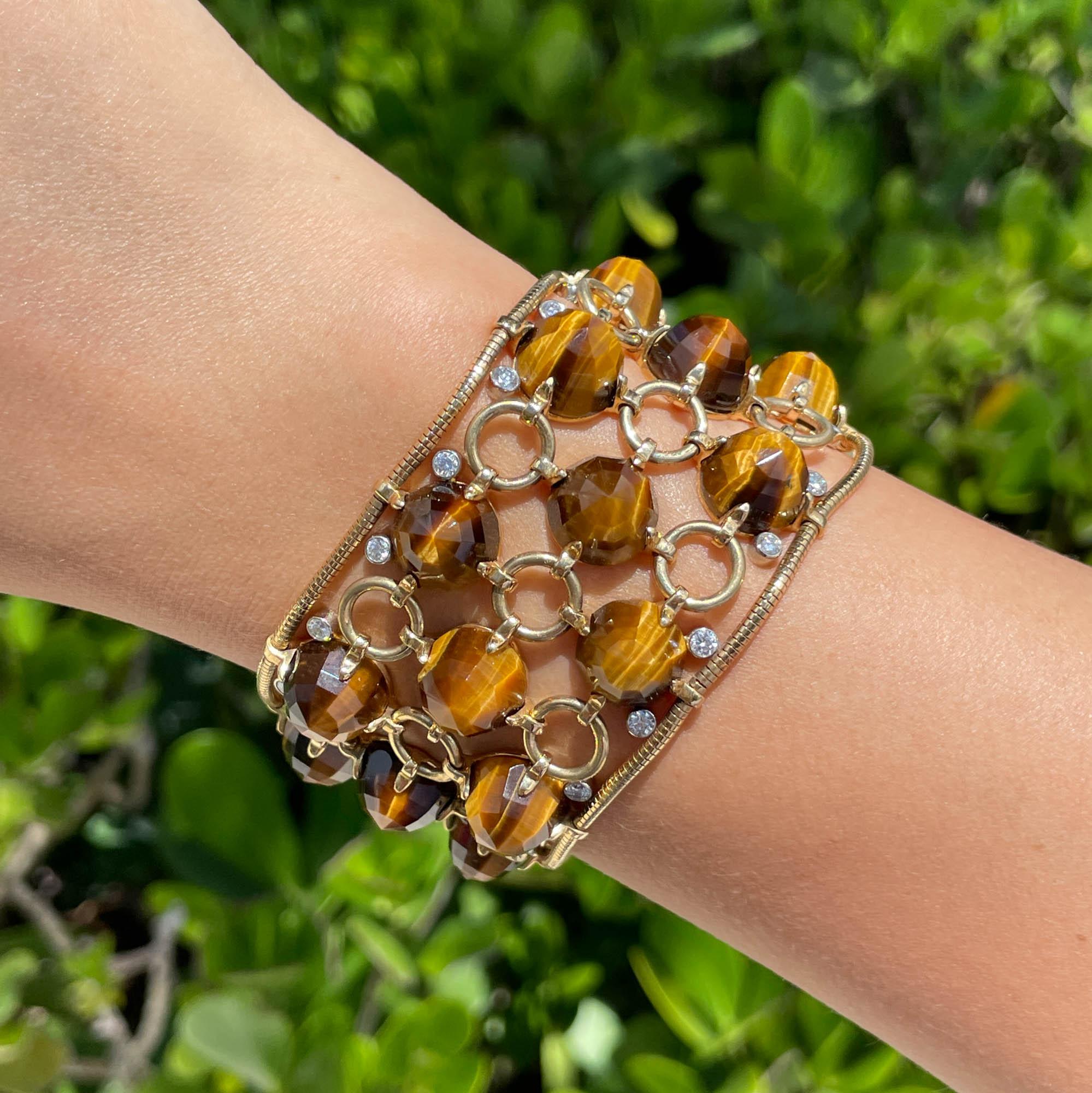 Aletto Brothers Armband aus 18 Karat Gelbgold Pyramiden-Tigerauge & Diamanten

Das Armband ist 7 Zoll lang und 1,5 Zoll breit. Das Gesamtgewicht des Armbands beträgt 111.1 Gramm.

Bitte sehen Sie sich unsere Fotos und Videos für weitere Details
